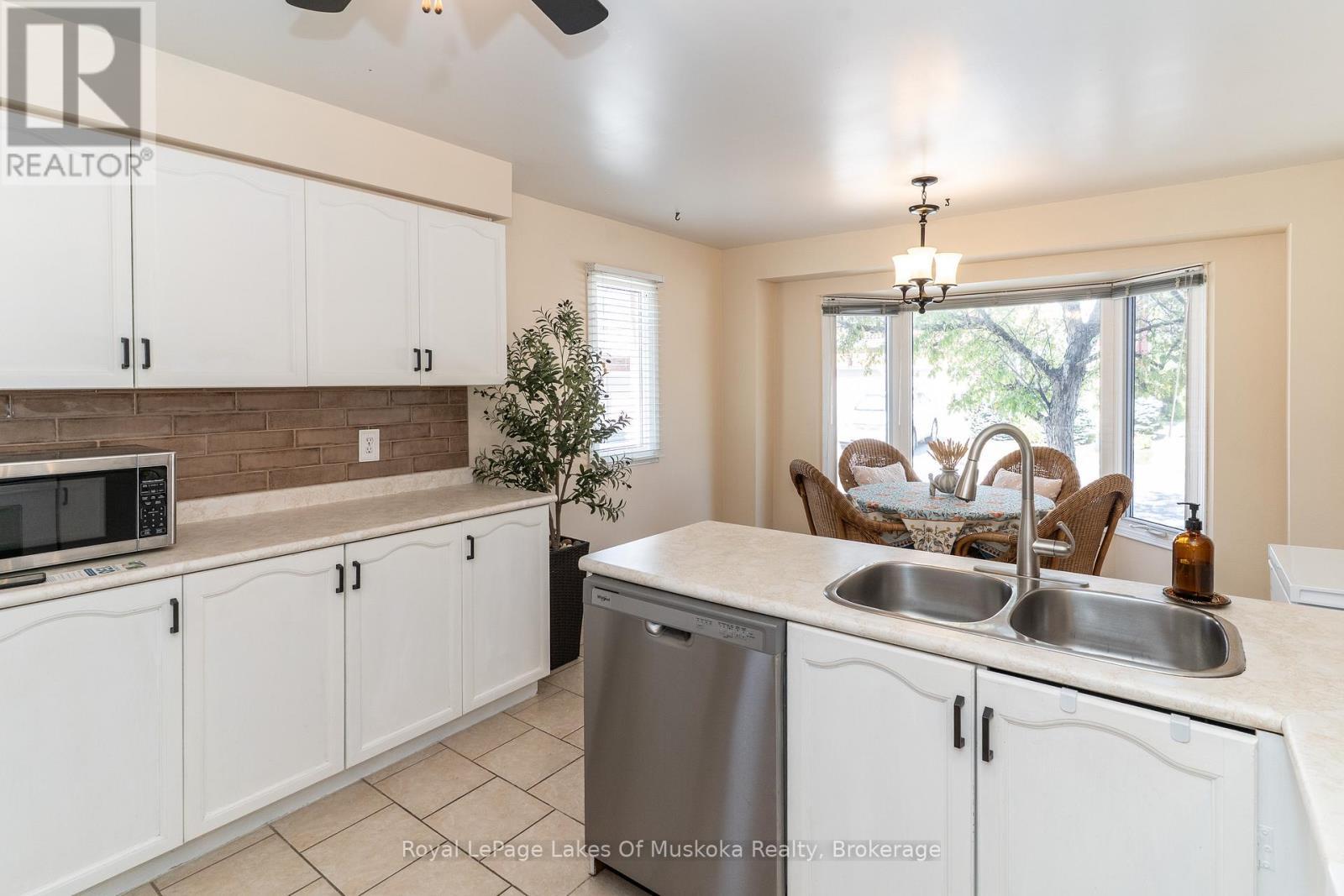 












50 SHORELINE DRIVE

,
Bracebridge (Macaulay),




Ontario
P1L1Z4

