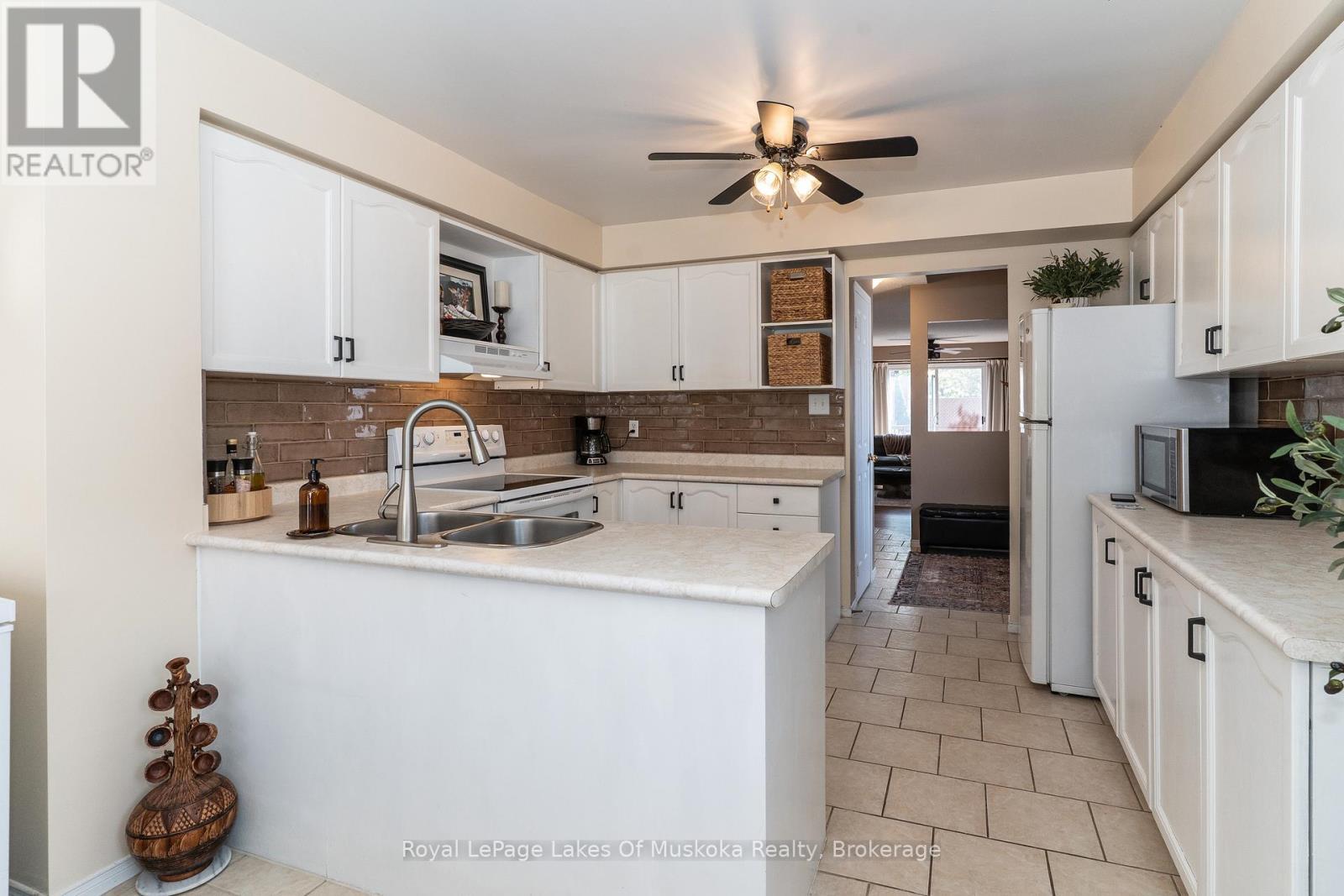 












50 SHORELINE DRIVE

,
Bracebridge (Macaulay),




Ontario
P1L1Z4

