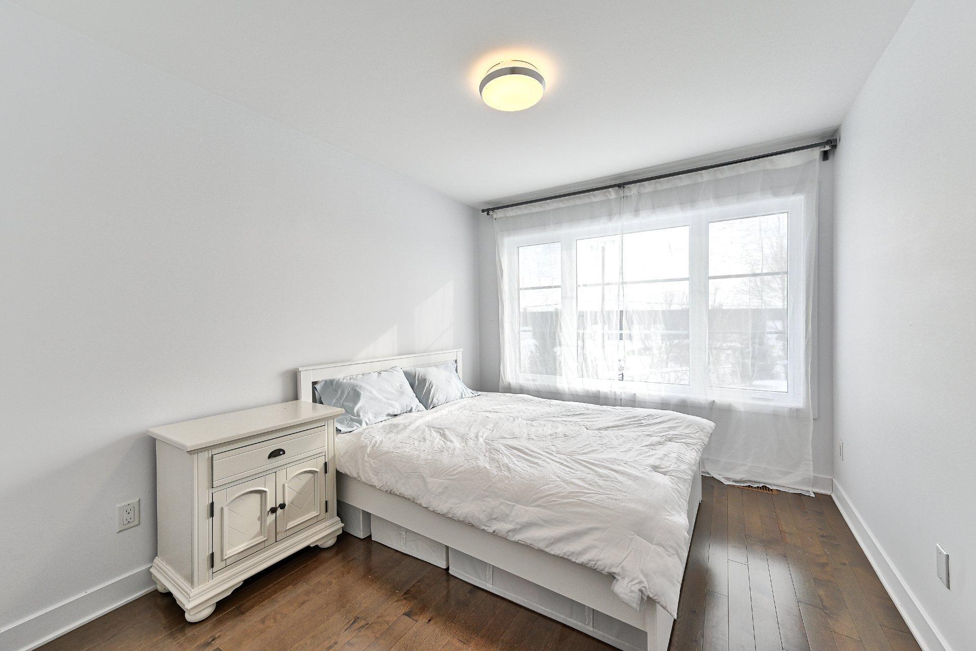 









3995


Rue Outremont

,
Brossard,




QC
J4Y3C4

