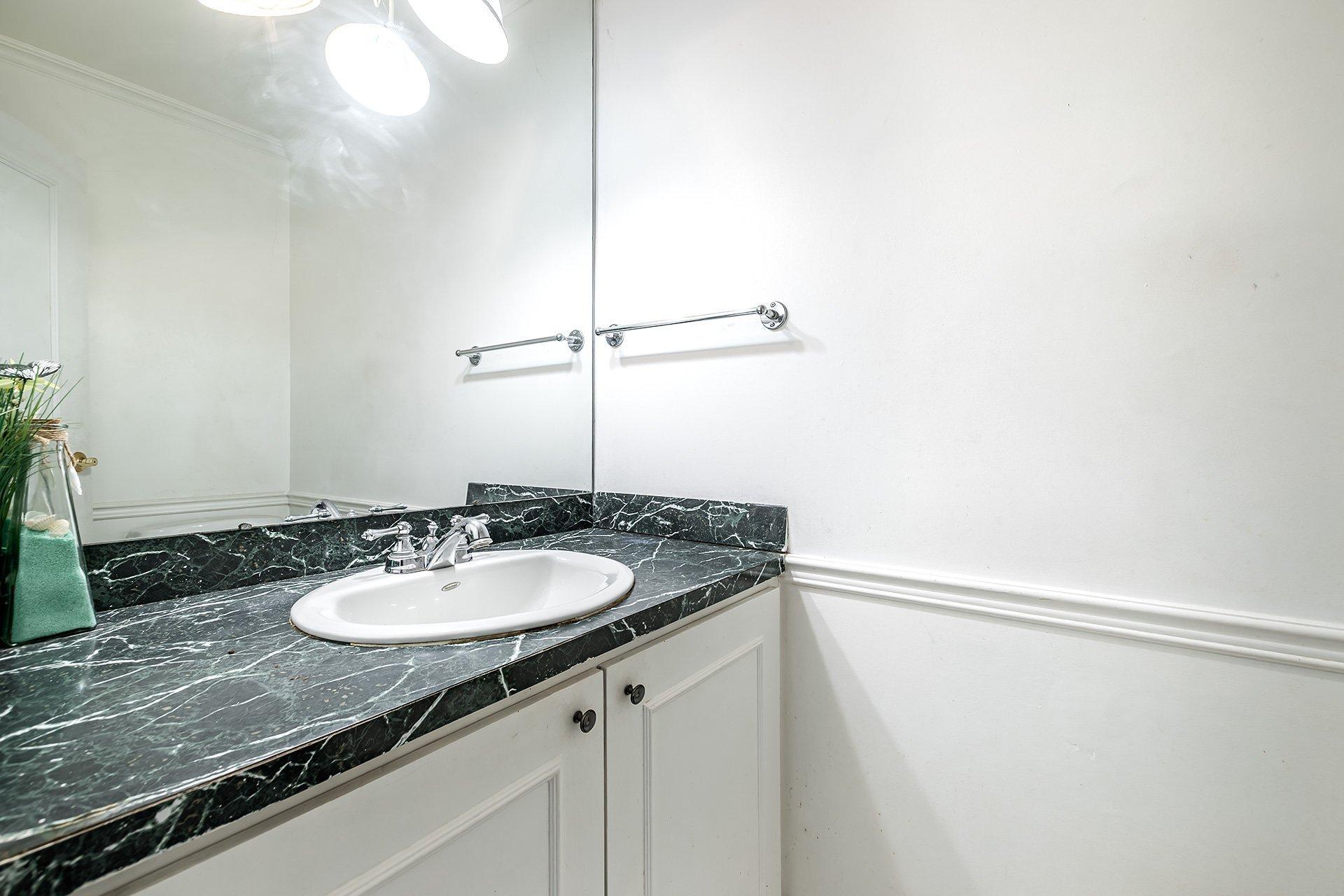 









4838


Rue Lake

,
Dollard-des-Ormeaux,




QC
H9G1G8

