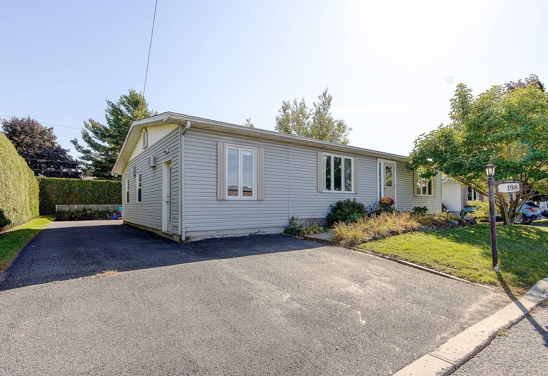 









198


Rue Courville

,
Saint-Jean-sur-Richelieu,




QC
J2W2Y9

