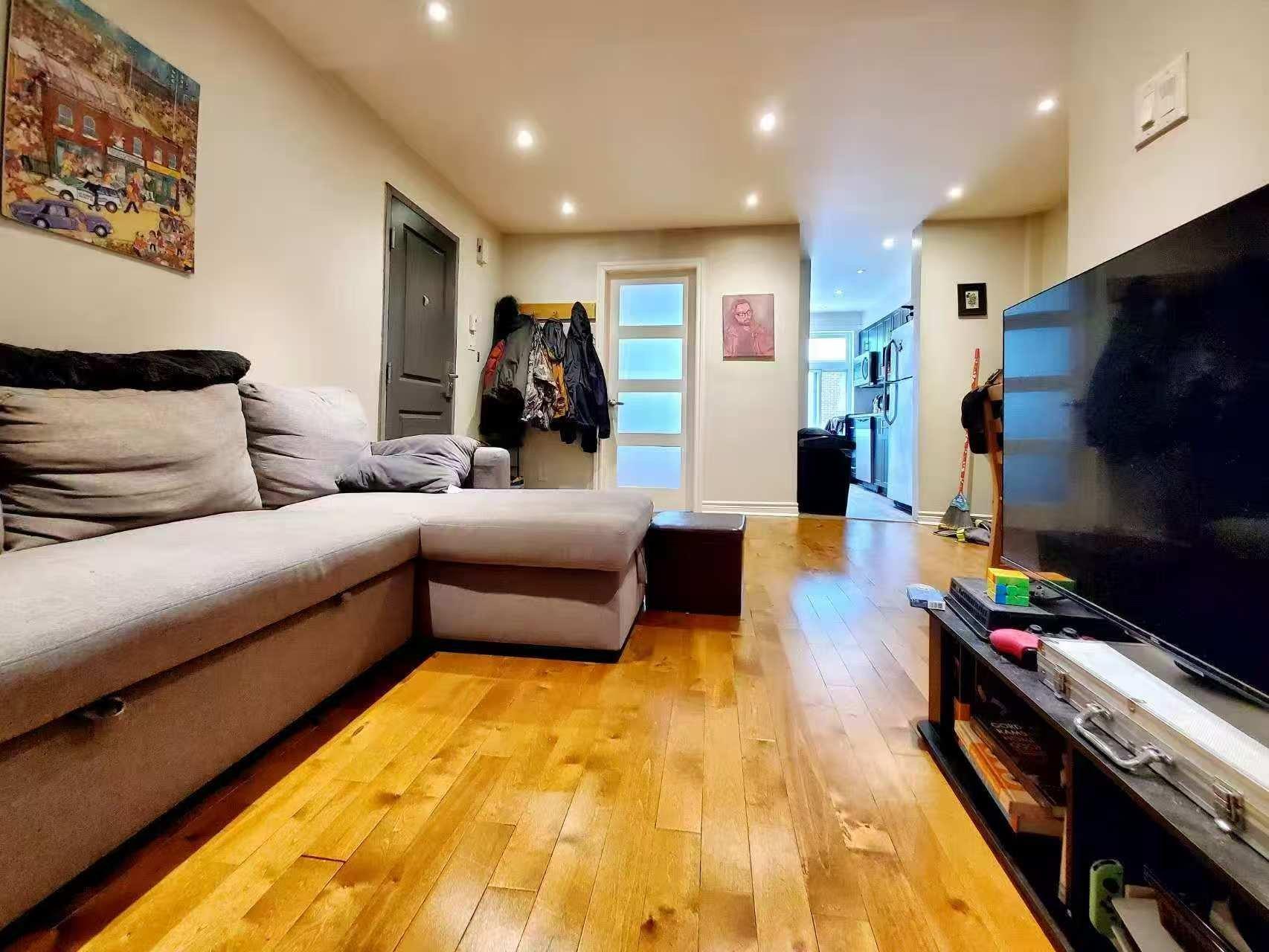 









3554


Rue St-Dominique

,
Montréal (Le Plateau-Mont-Royal),




QC
H2X2X4

