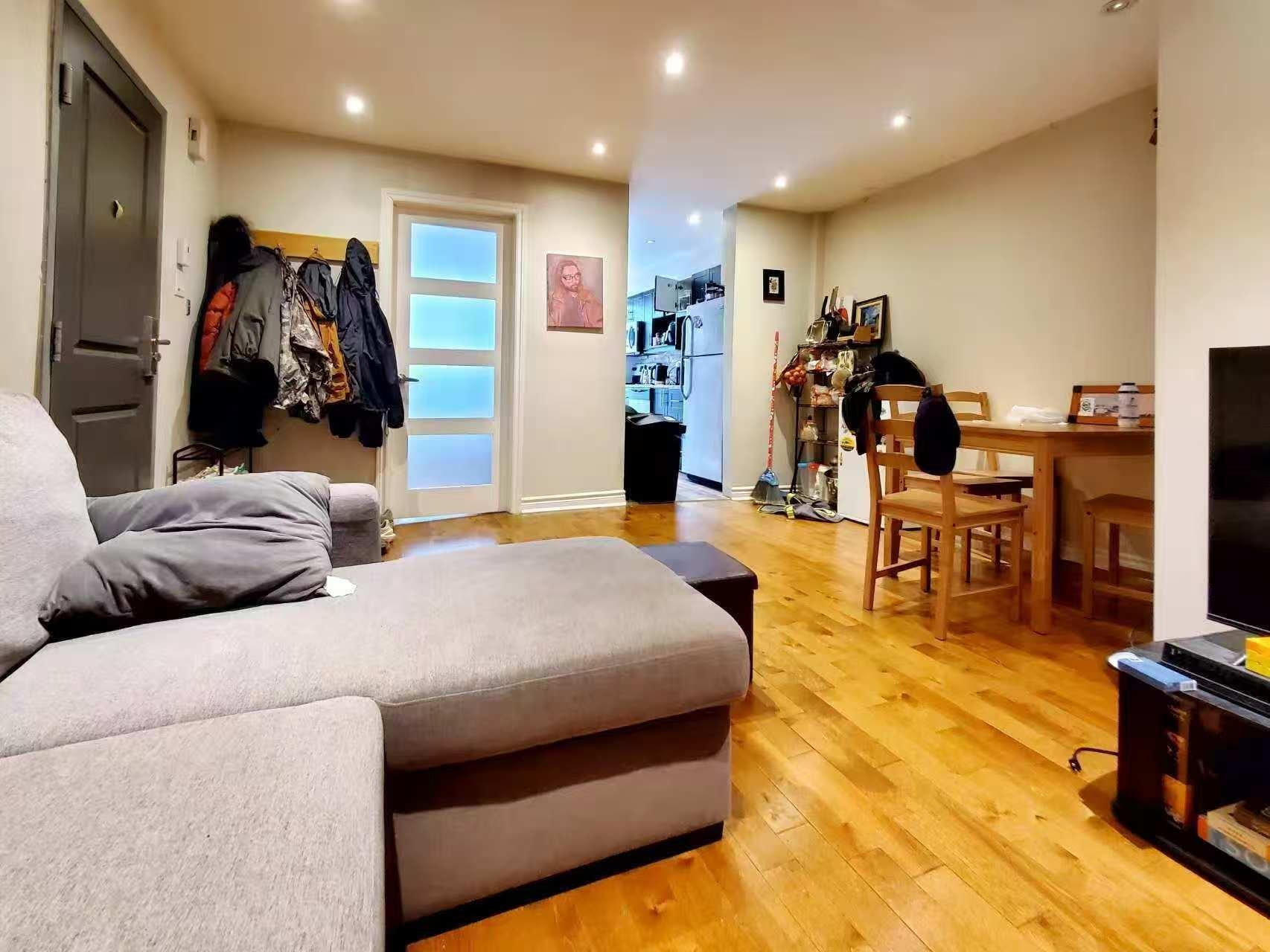 









3554


Rue St-Dominique

,
Montréal (Le Plateau-Mont-Royal),




QC
H2X2X4


