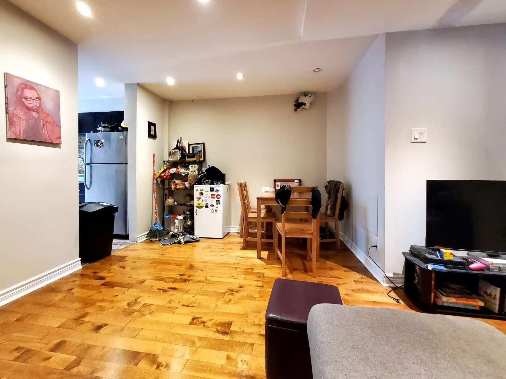 









3554


Rue St-Dominique

,
Montréal (Le Plateau-Mont-Royal),




QC
H2X2X4

