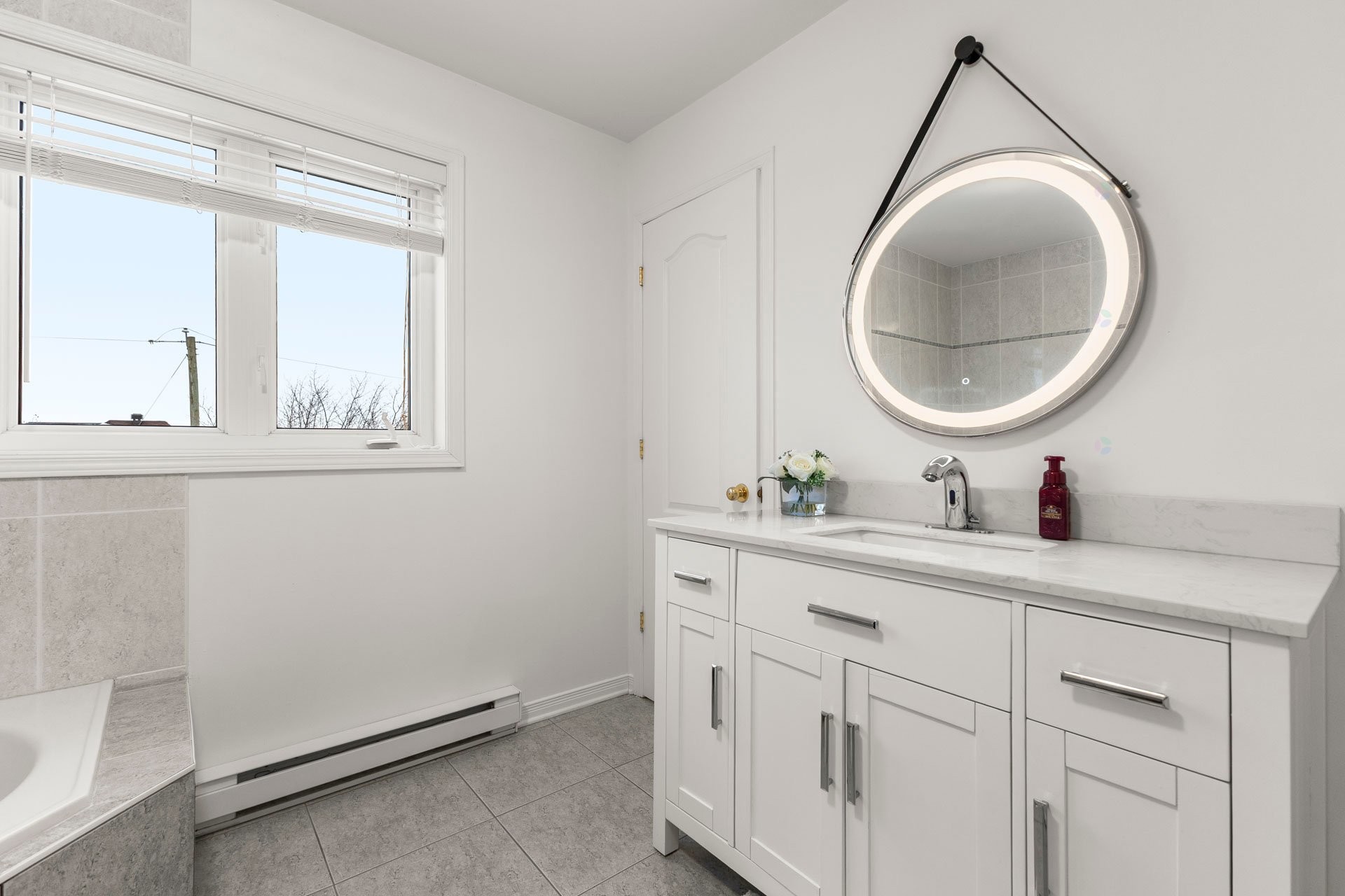 









40


Rue Michel-McNabb

,
Notre-Dame-de-l'Île-Perrot,




QC
J7V9R8

