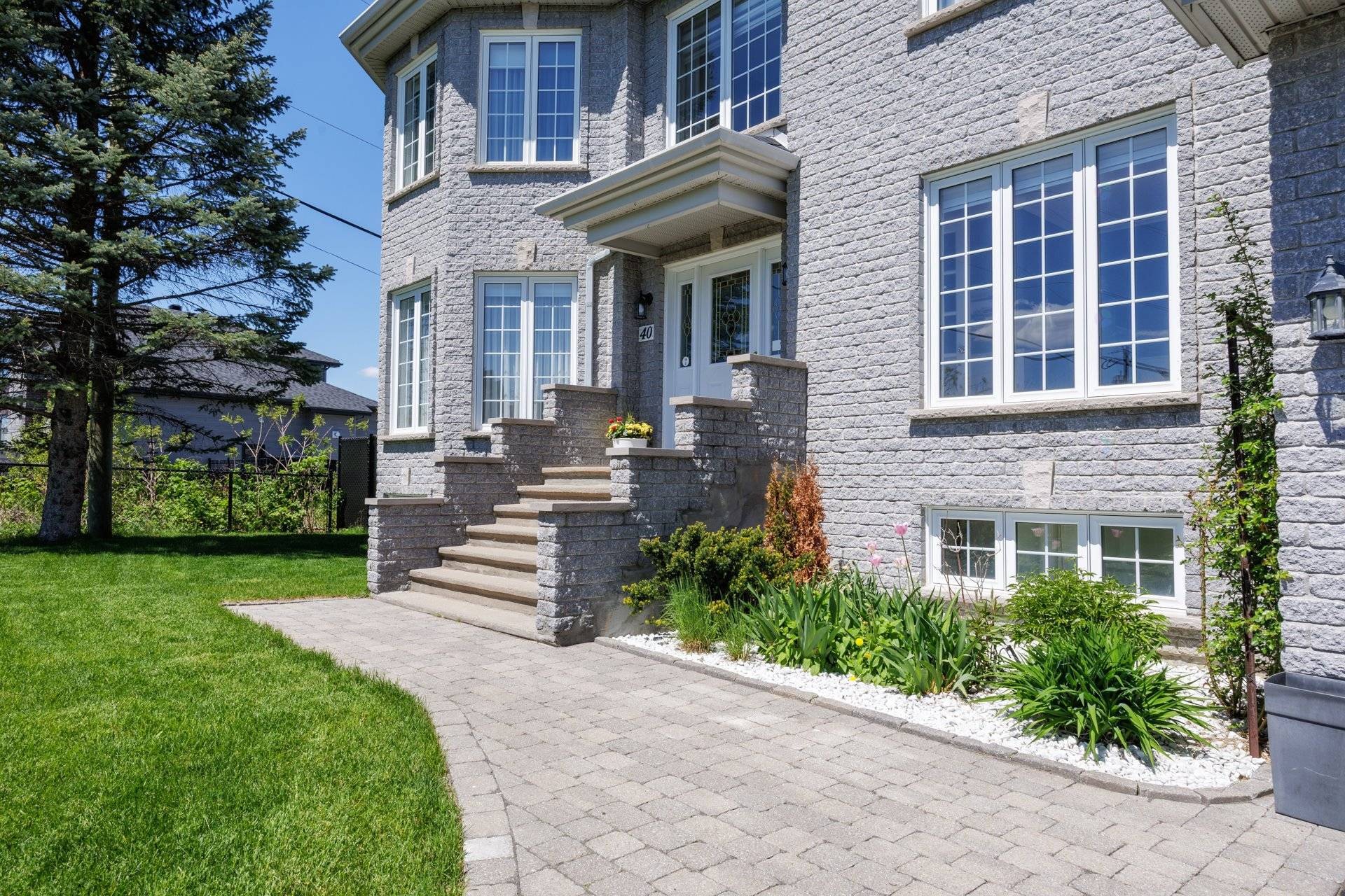 









40


Rue Michel-McNabb

,
Notre-Dame-de-l'Île-Perrot,




QC
J7V9R8

