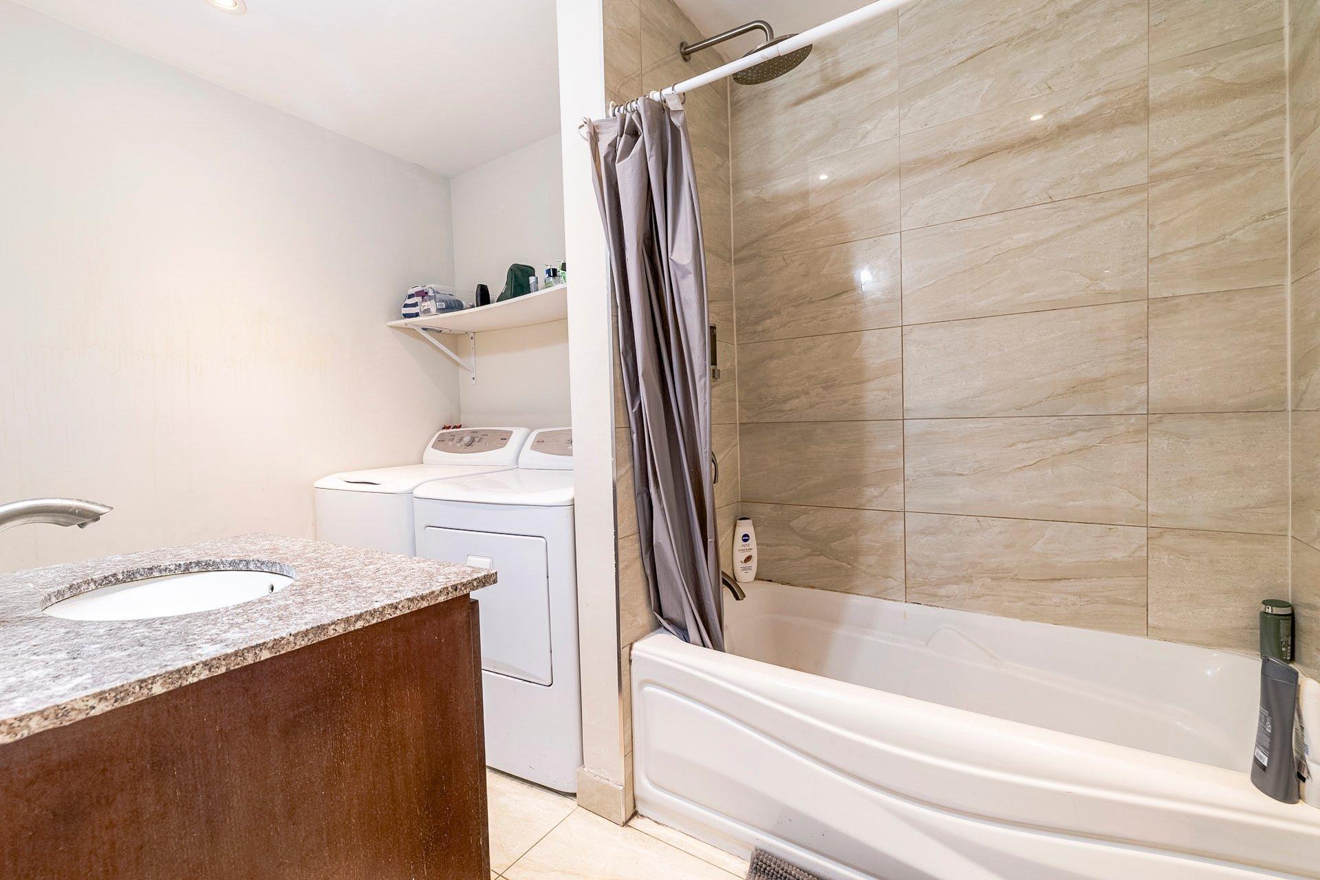 









3552A


Rue St-Dominique

,
Montréal (Le Plateau-Mont-Royal),




QC
H2X2X4

