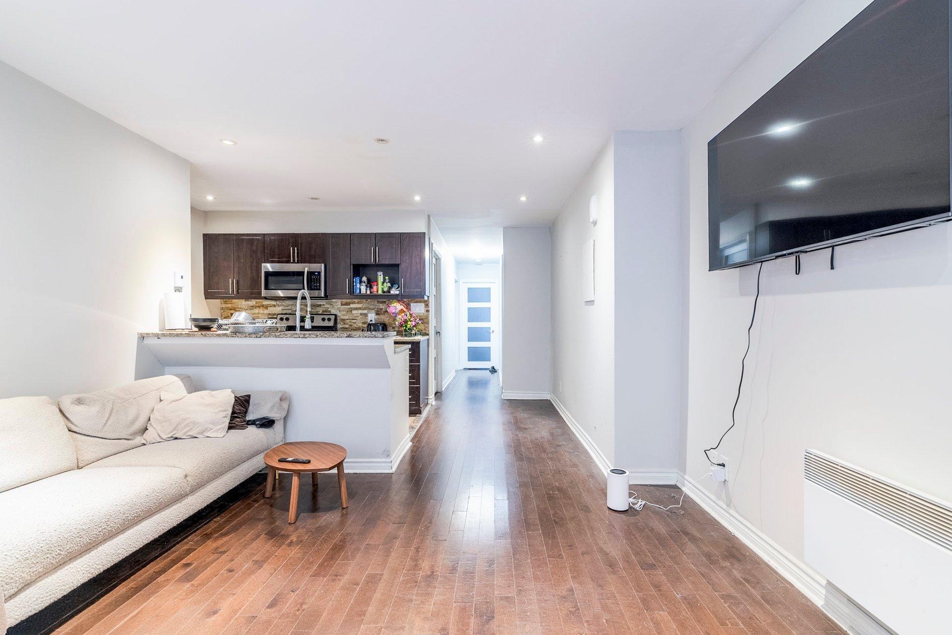 









3552A


Rue St-Dominique

,
Montréal (Le Plateau-Mont-Royal),




QC
H2X2X4

