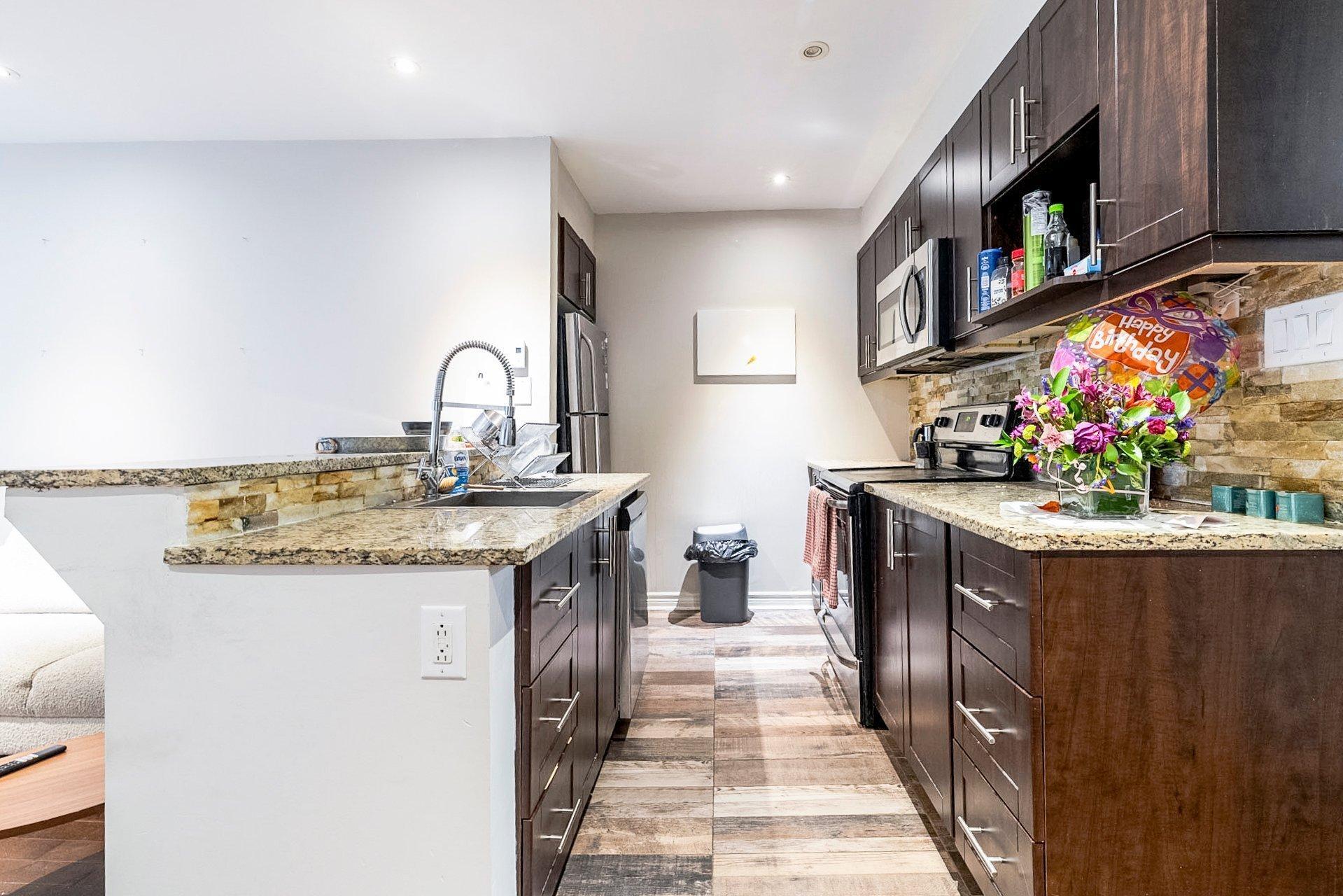 









3552A


Rue St-Dominique

,
Montréal (Le Plateau-Mont-Royal),




QC
H2X2X4

