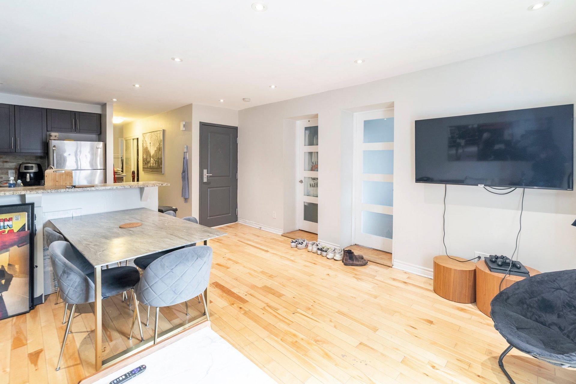 









3556


Rue St-Dominique

,
Montréal (Le Plateau-Mont-Royal),




QC
H2X2X4

