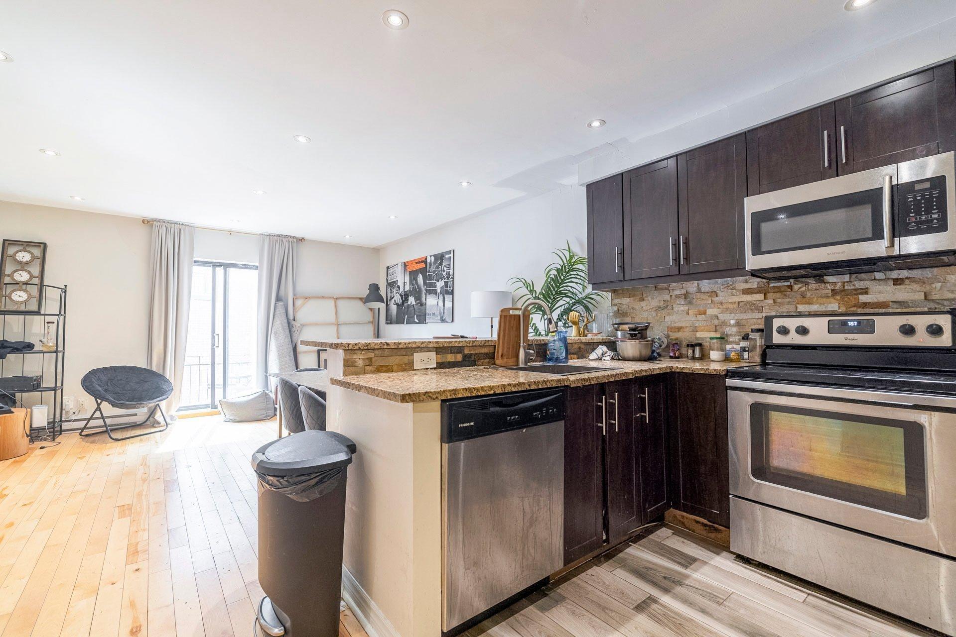 









3556


Rue St-Dominique

,
Montréal (Le Plateau-Mont-Royal),




QC
H2X2X4

