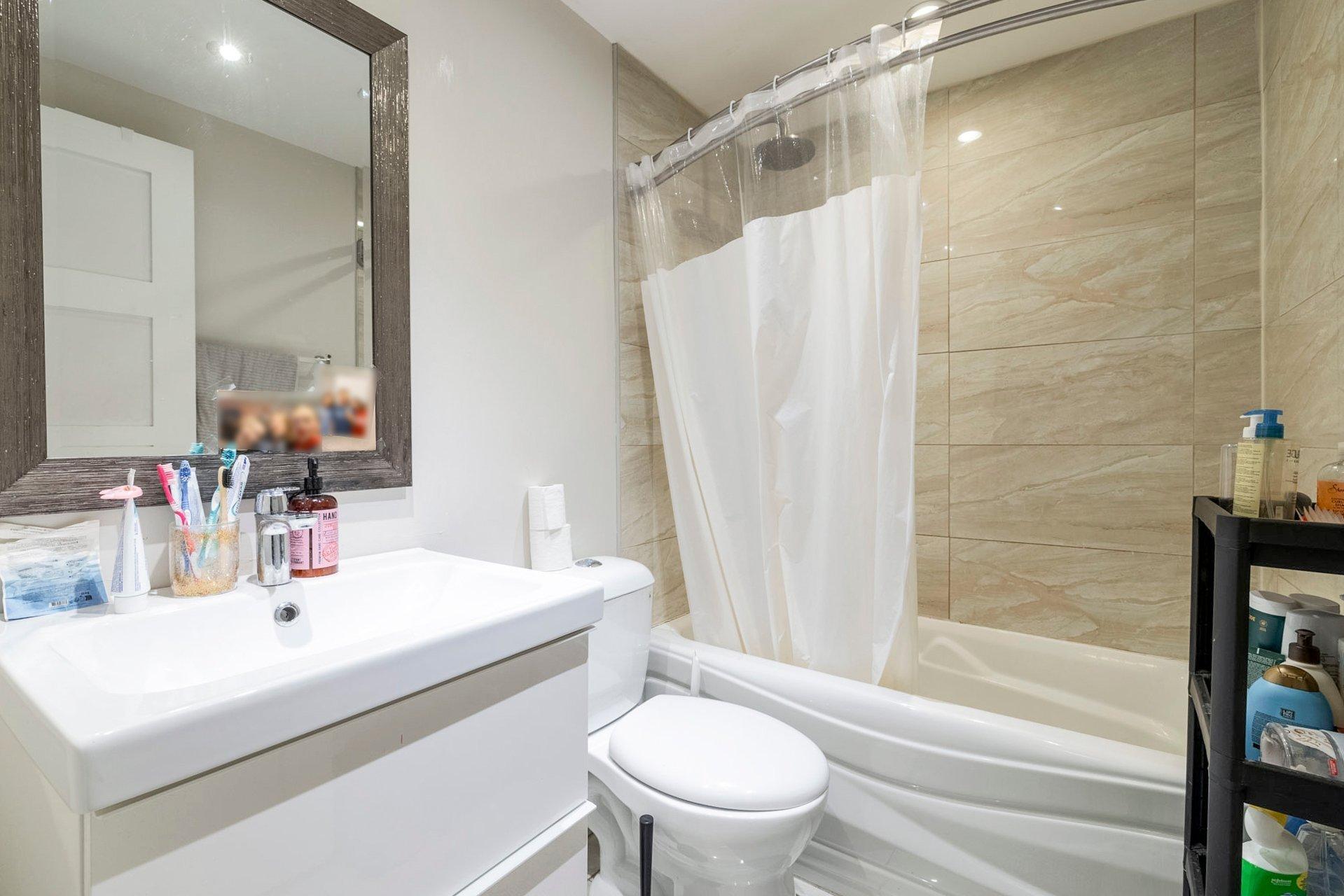 









3566


Rue St-Dominique

,
Montréal (Le Plateau-Mont-Royal),




QC
H2X2X4

