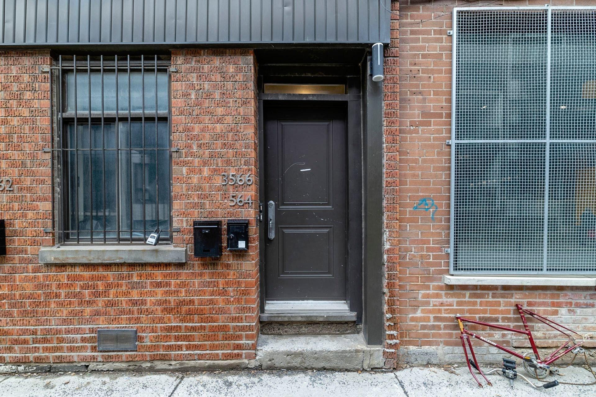 









3566


Rue St-Dominique

,
Montréal (Le Plateau-Mont-Royal),




QC
H2X2X4

