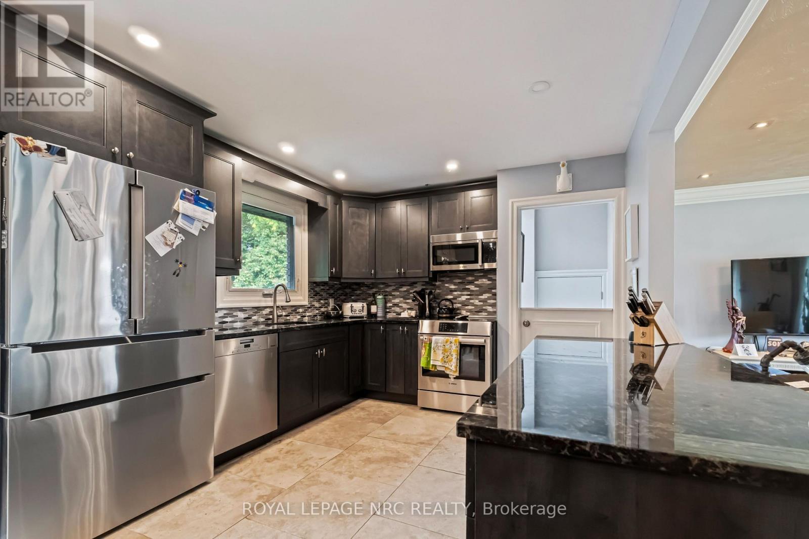 












9 CARTIER DRIVE

,
St. Catharines (Vine/Linwell),




Ontario
L2M2E5

