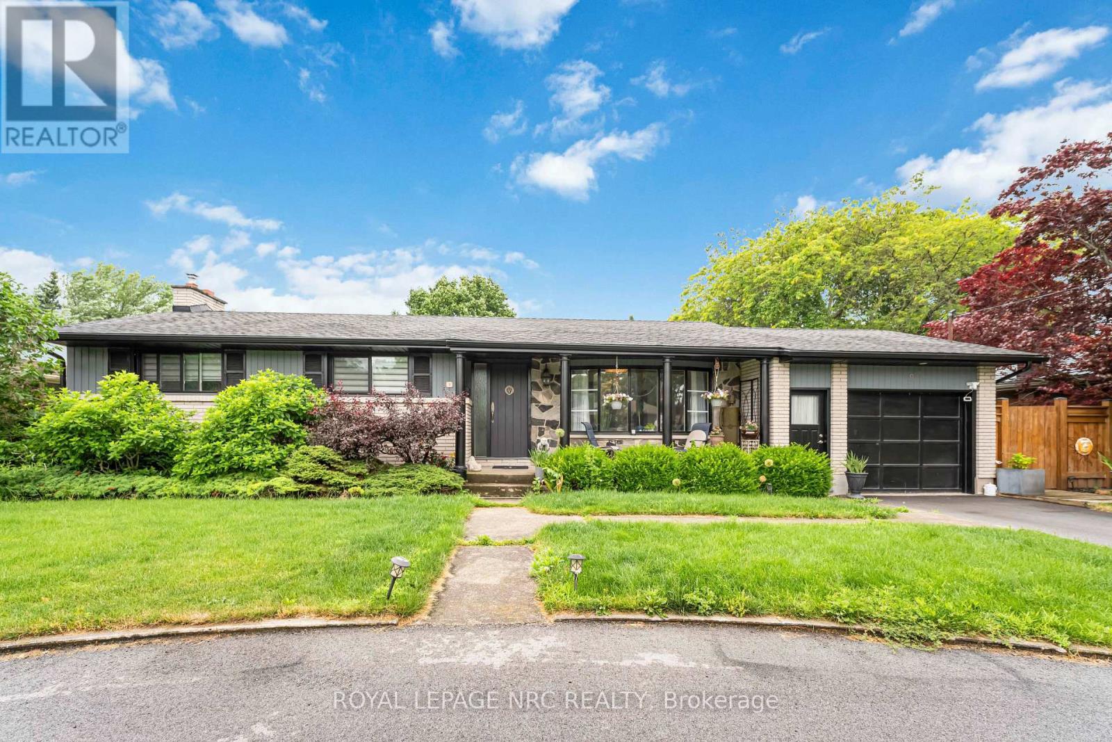 












9 CARTIER DRIVE

,
St. Catharines (Vine/Linwell),




Ontario
L2M2E5

