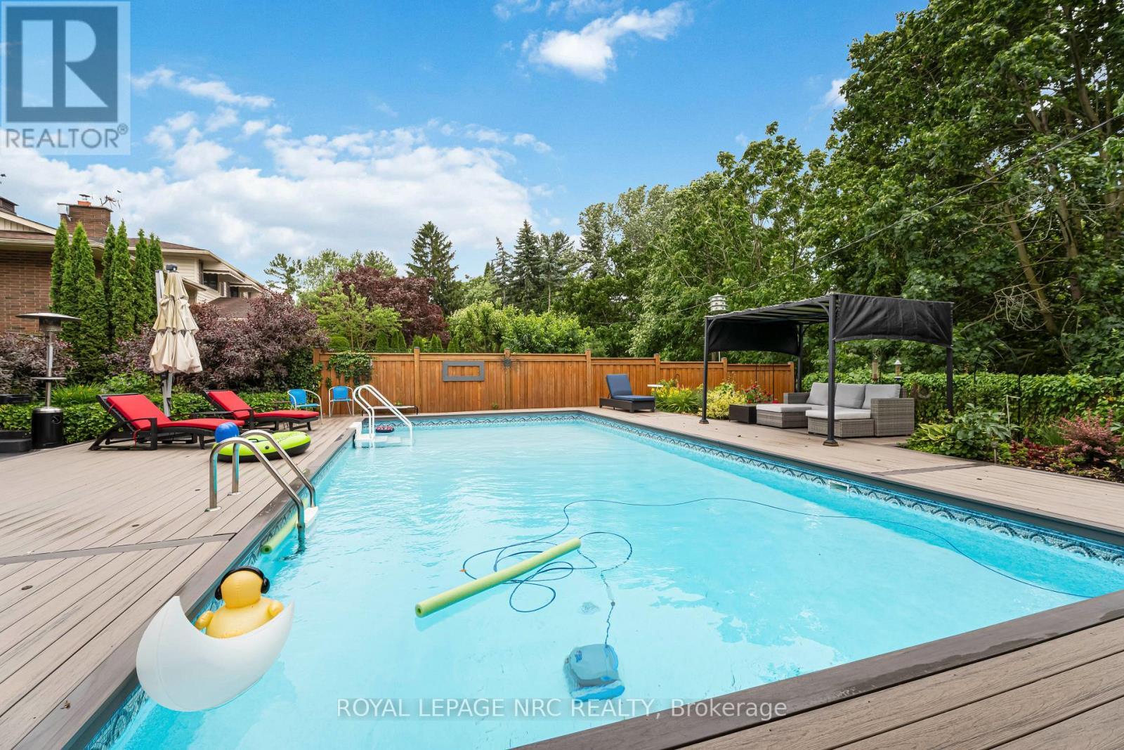 












9 CARTIER DRIVE

,
St. Catharines (Vine/Linwell),




Ontario
L2M2E5

