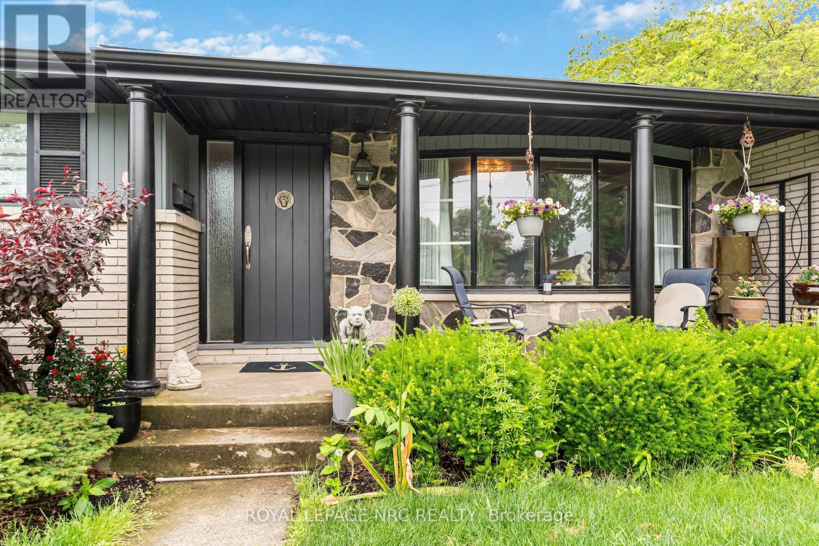 












9 CARTIER DRIVE

,
St. Catharines (Vine/Linwell),




Ontario
L2M2E5

