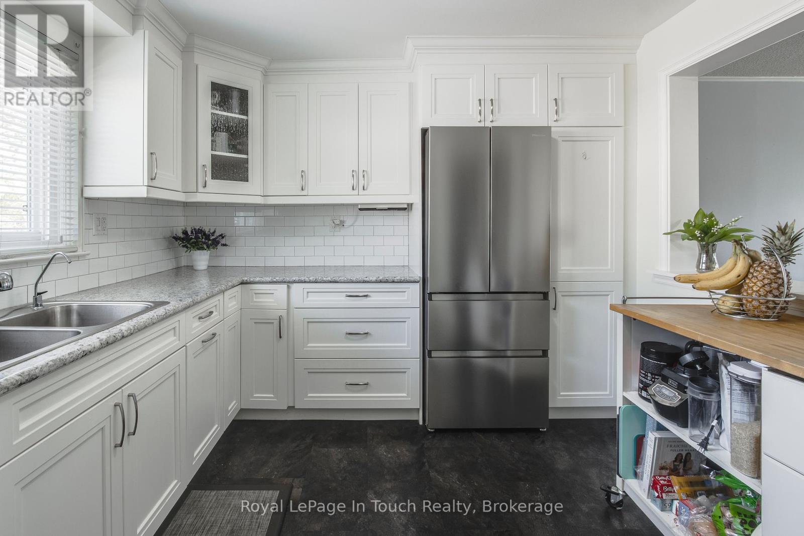 












4 - 233 INNISFIL STREET

,
Barrie (Allandale Centre),




Ontario
L4N3E9

