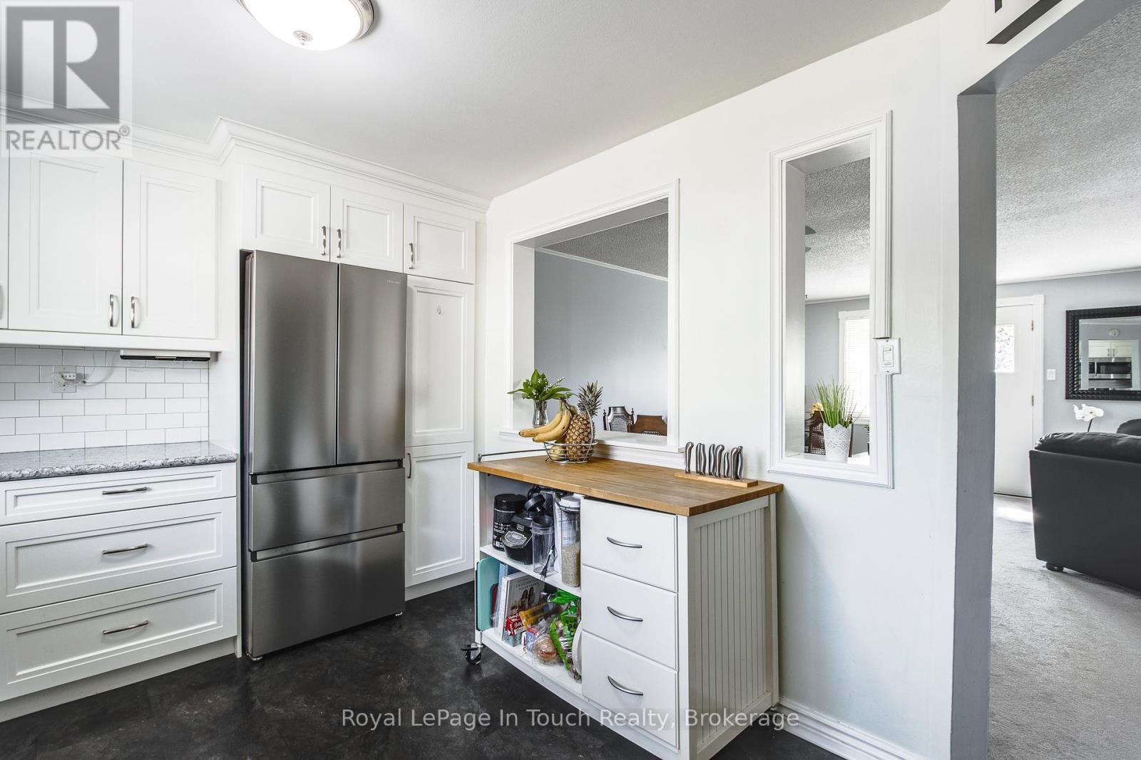 












4 - 233 INNISFIL STREET

,
Barrie (Allandale Centre),




Ontario
L4N3E9

