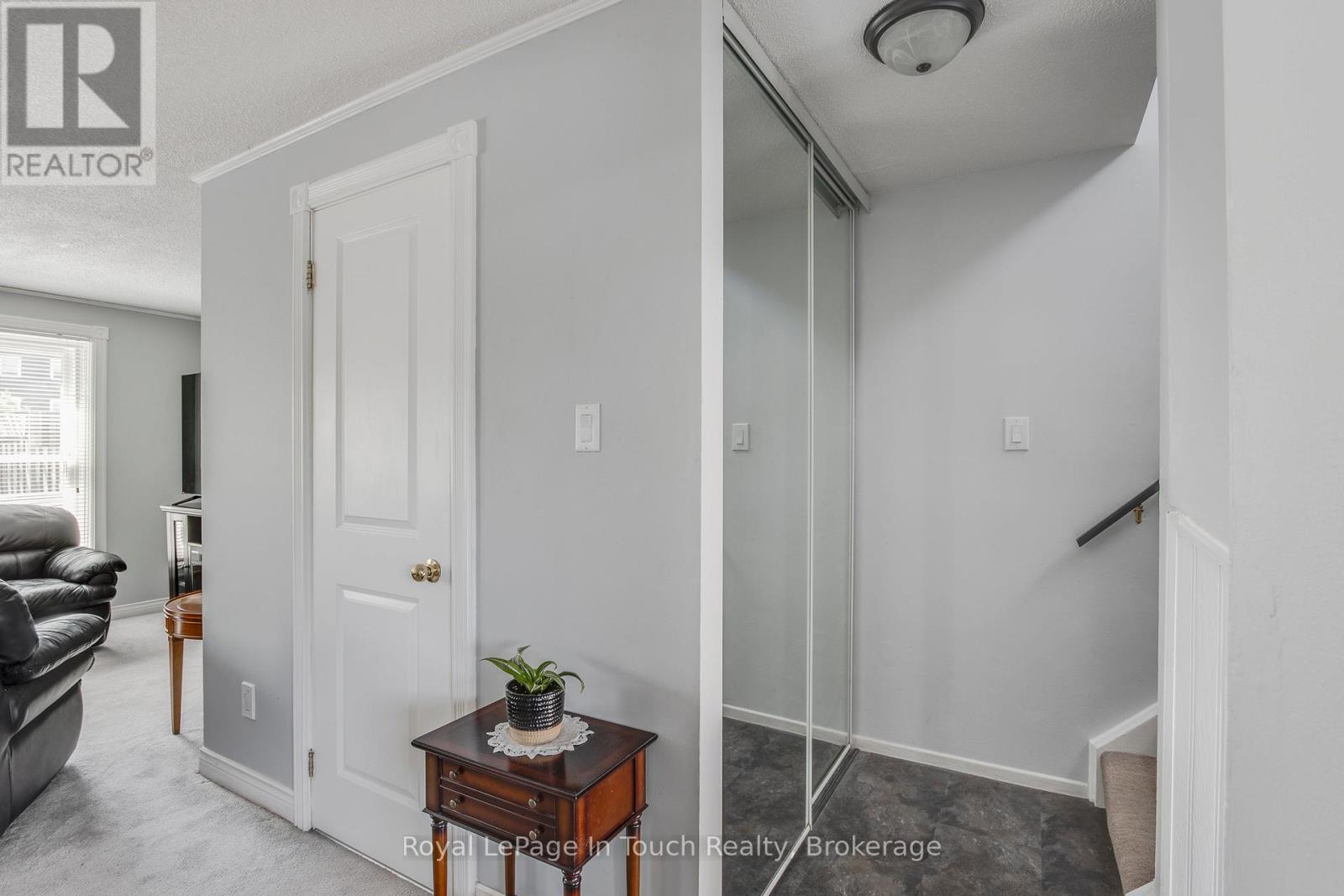 












4 - 233 INNISFIL STREET

,
Barrie (Allandale Centre),




Ontario
L4N3E9

