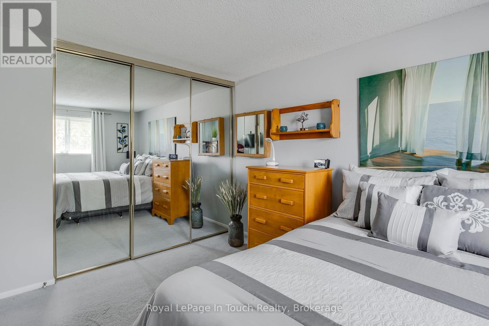 












4 - 233 INNISFIL STREET

,
Barrie (Allandale Centre),




Ontario
L4N3E9

