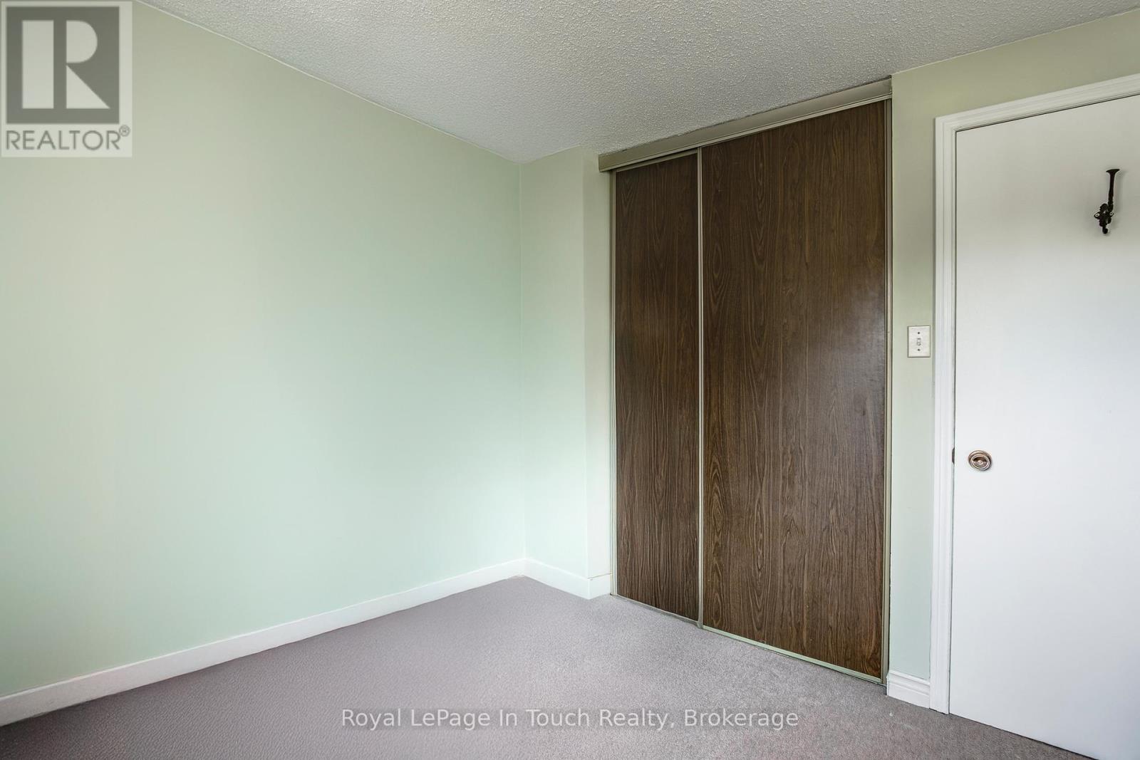 












4 - 233 INNISFIL STREET

,
Barrie (Allandale Centre),




Ontario
L4N3E9

