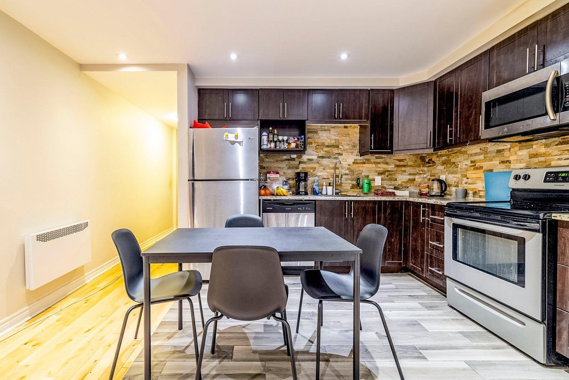 









3562


Rue St-Dominique

,
Montréal (Le Plateau-Mont-Royal),




QC
H2X2X4

