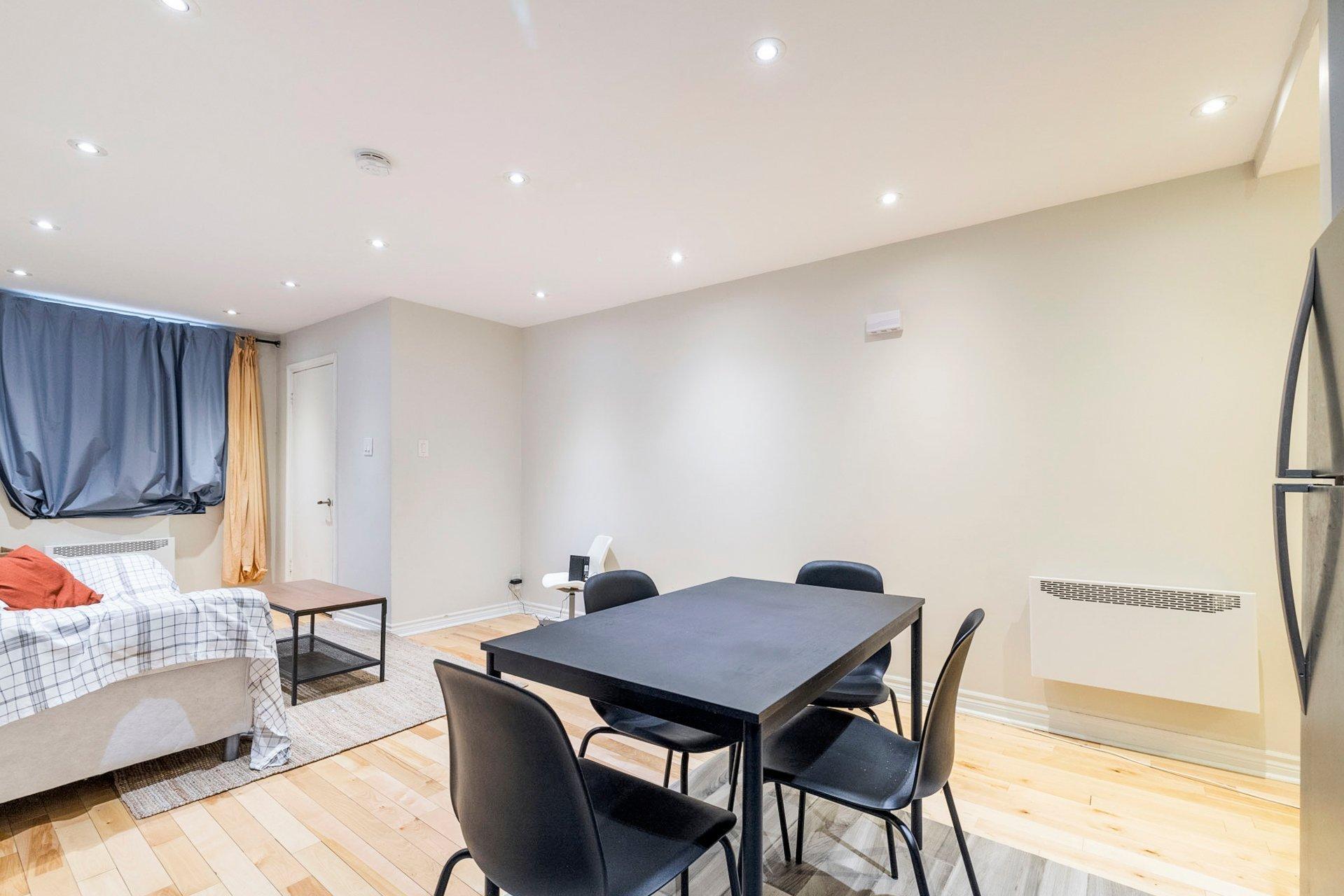 









3562


Rue St-Dominique

,
Montréal (Le Plateau-Mont-Royal),




QC
H2X2X4

