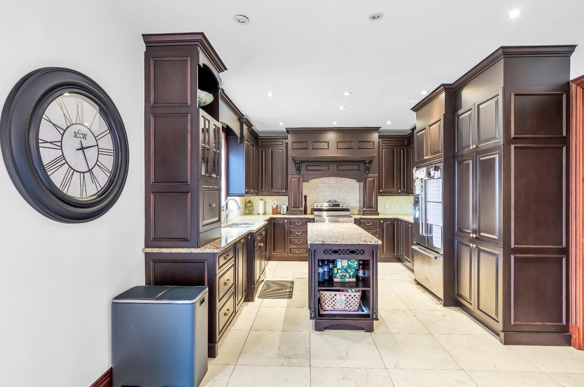 









3845


Carré Pauline-Lighstone

,
Montréal (Saint-Laurent),




QC
H4R3K3

