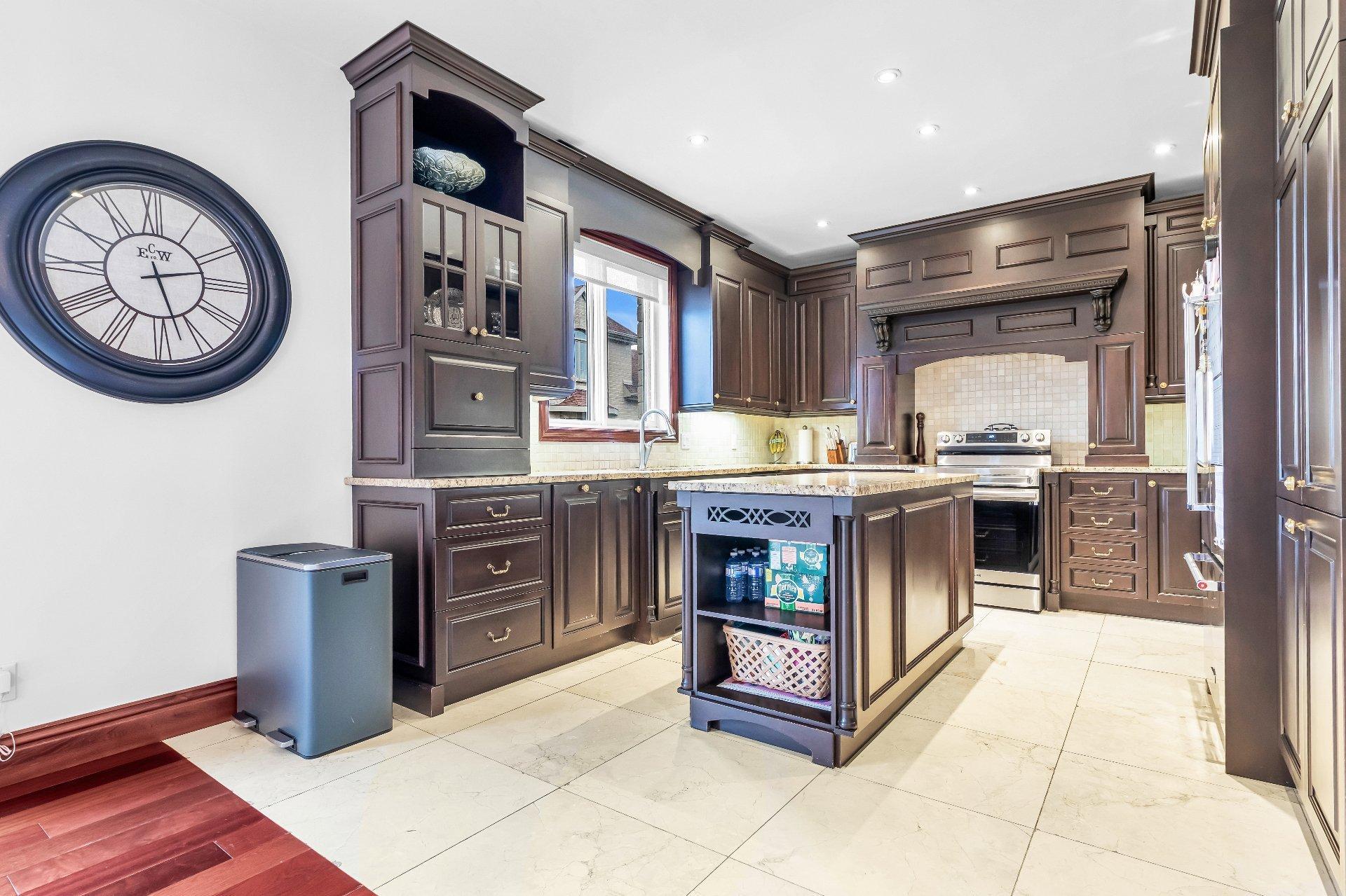 









3845


Carré Pauline-Lighstone

,
Montréal (Saint-Laurent),




QC
H4R3K3

