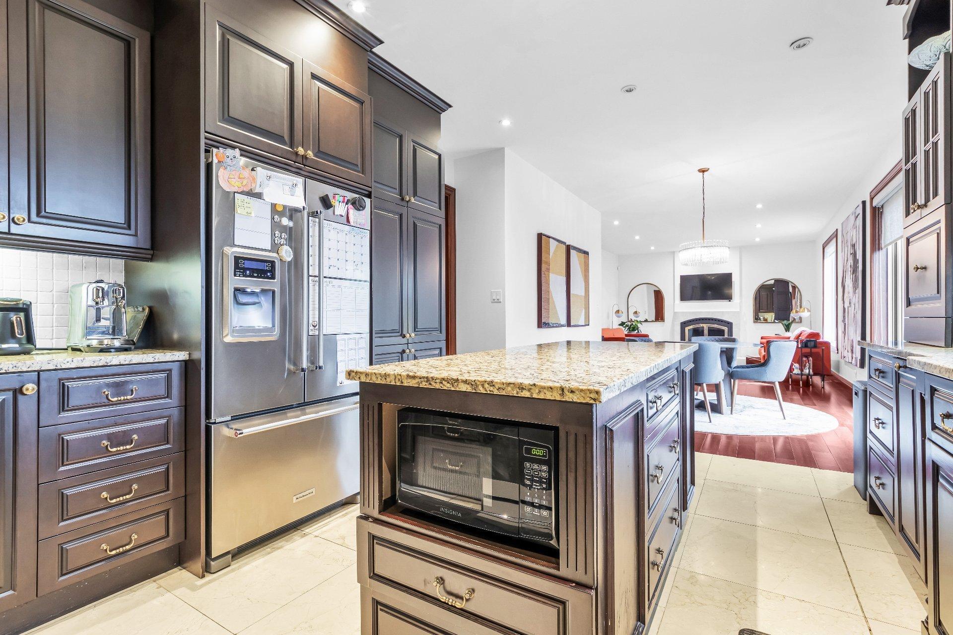 









3845


Carré Pauline-Lighstone

,
Montréal (Saint-Laurent),




QC
H4R3K3

