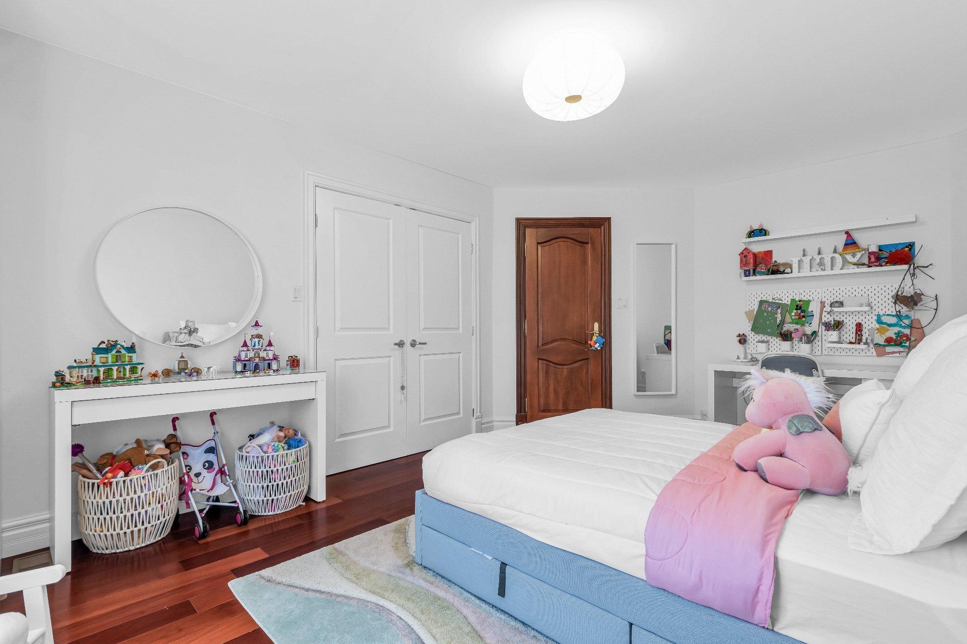 









3845


Carré Pauline-Lighstone

,
Montréal (Saint-Laurent),




QC
H4R3K3

