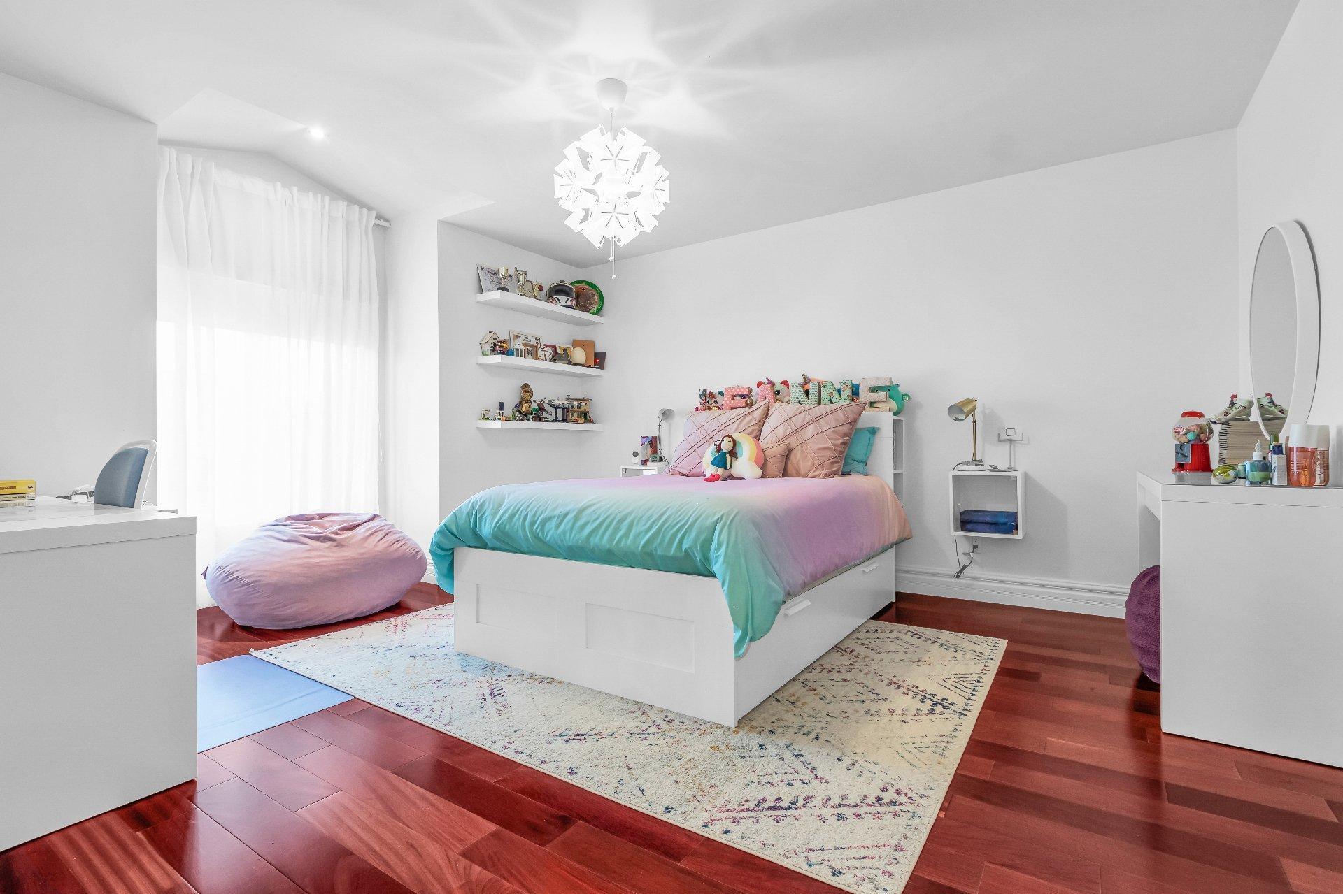 









3845


Carré Pauline-Lighstone

,
Montréal (Saint-Laurent),




QC
H4R3K3

