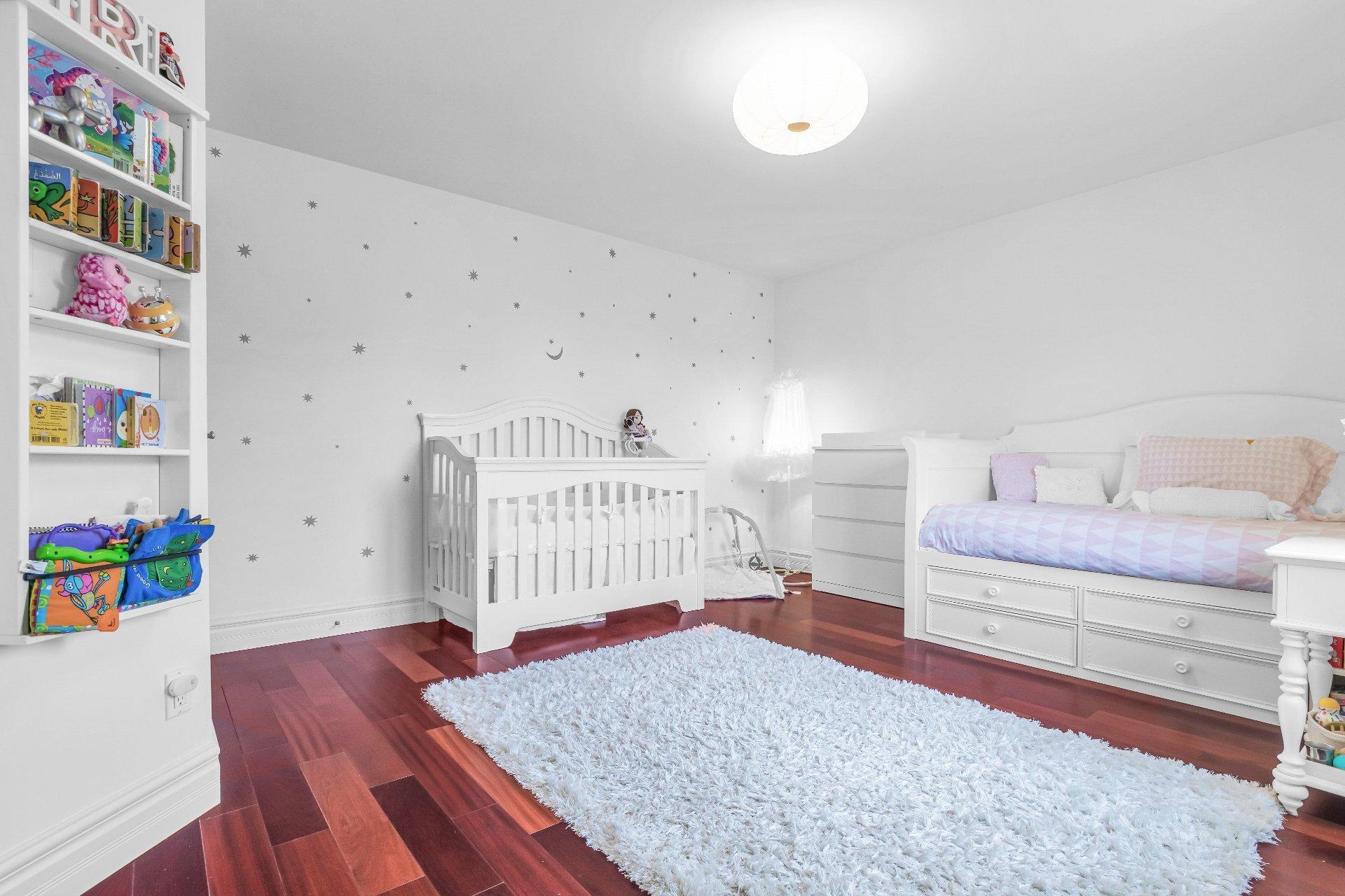 









3845


Carré Pauline-Lighstone

,
Montréal (Saint-Laurent),




QC
H4R3K3

