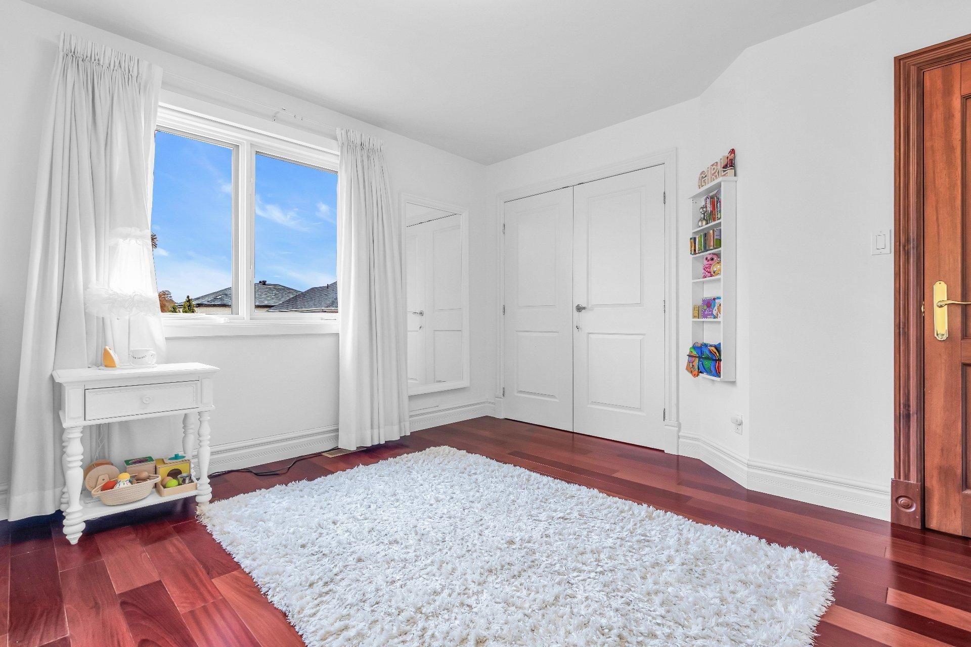 









3845


Carré Pauline-Lighstone

,
Montréal (Saint-Laurent),




QC
H4R3K3

