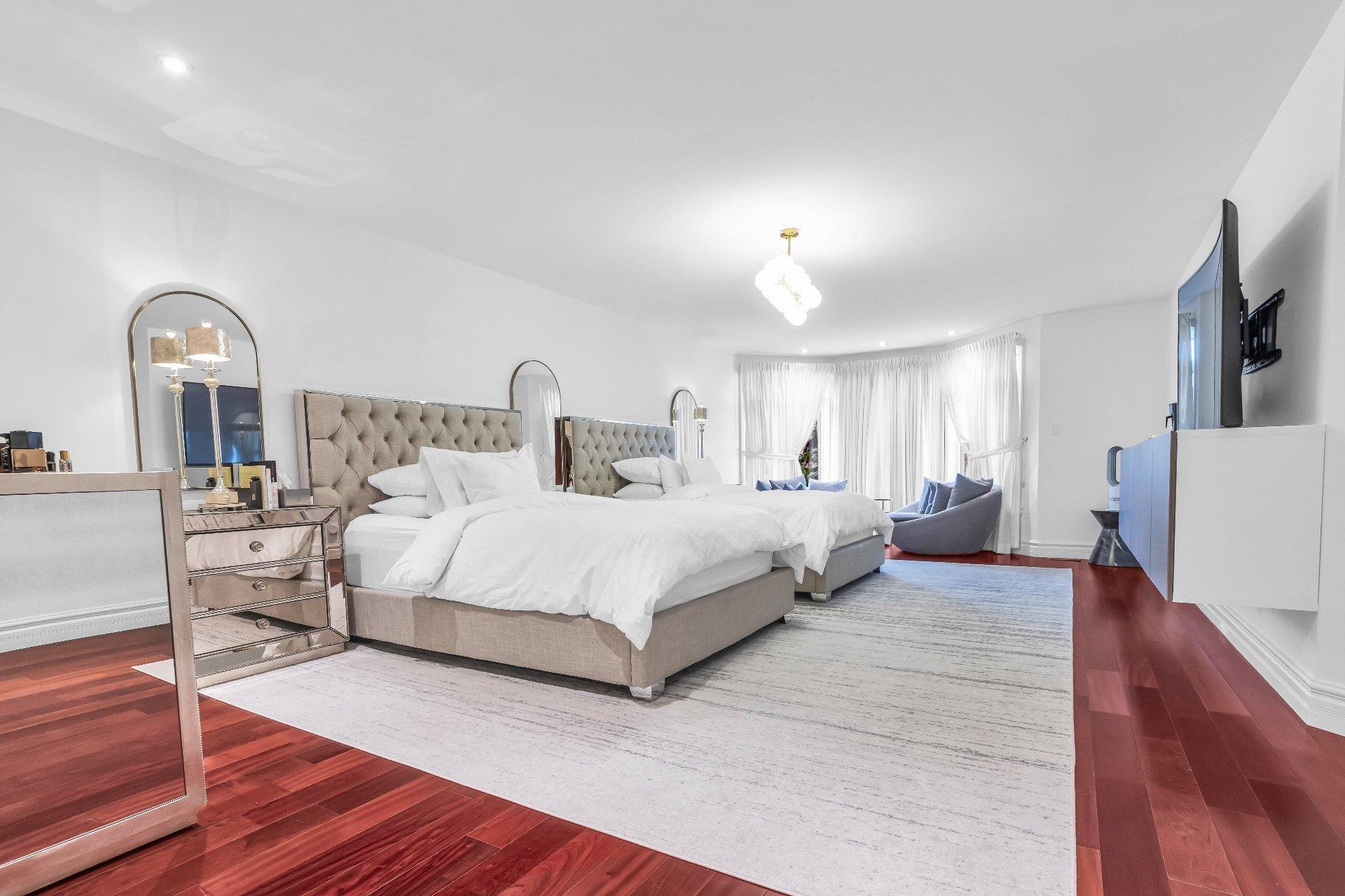 









3845


Carré Pauline-Lighstone

,
Montréal (Saint-Laurent),




QC
H4R3K3

