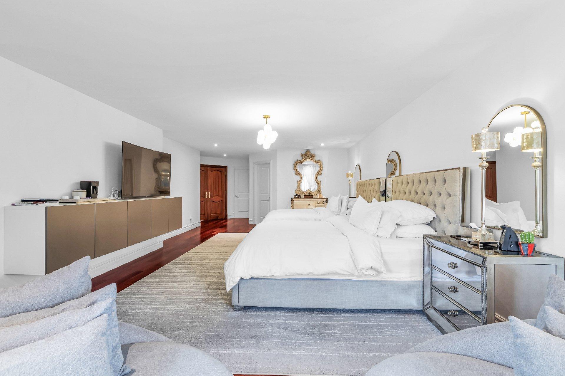 









3845


Carré Pauline-Lighstone

,
Montréal (Saint-Laurent),




QC
H4R3K3

