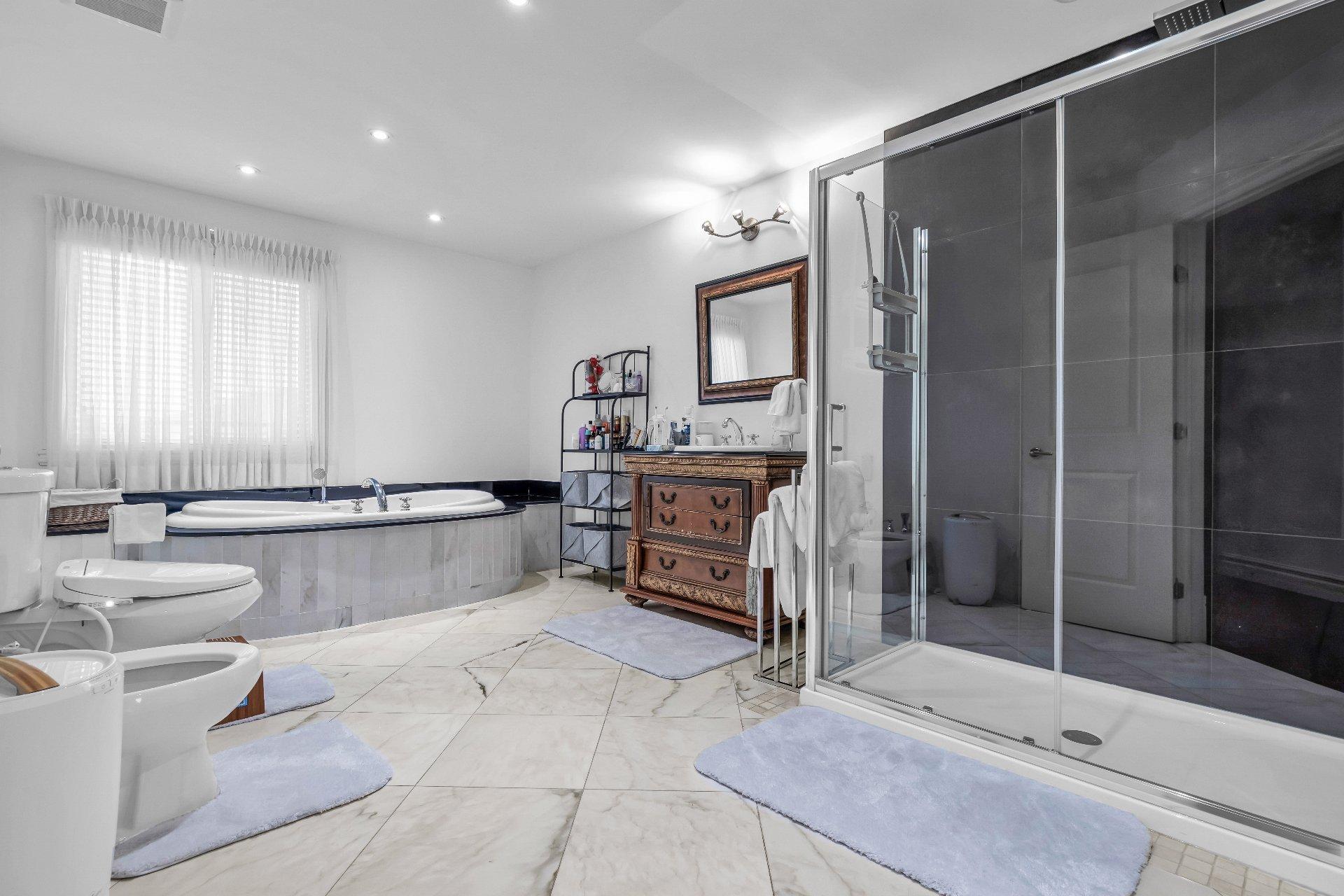 









3845


Carré Pauline-Lighstone

,
Montréal (Saint-Laurent),




QC
H4R3K3

