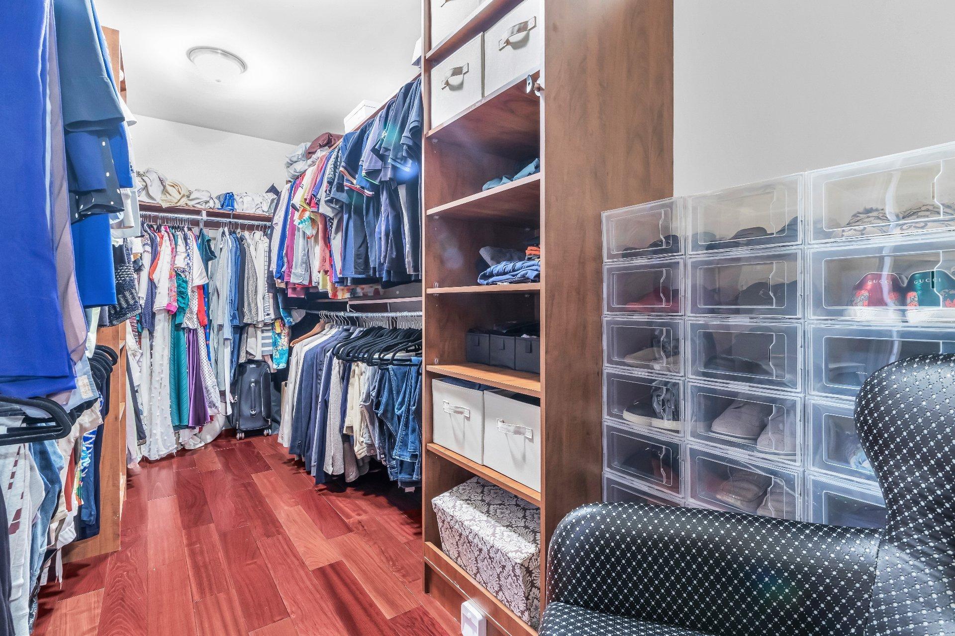 









3845


Carré Pauline-Lighstone

,
Montréal (Saint-Laurent),




QC
H4R3K3

