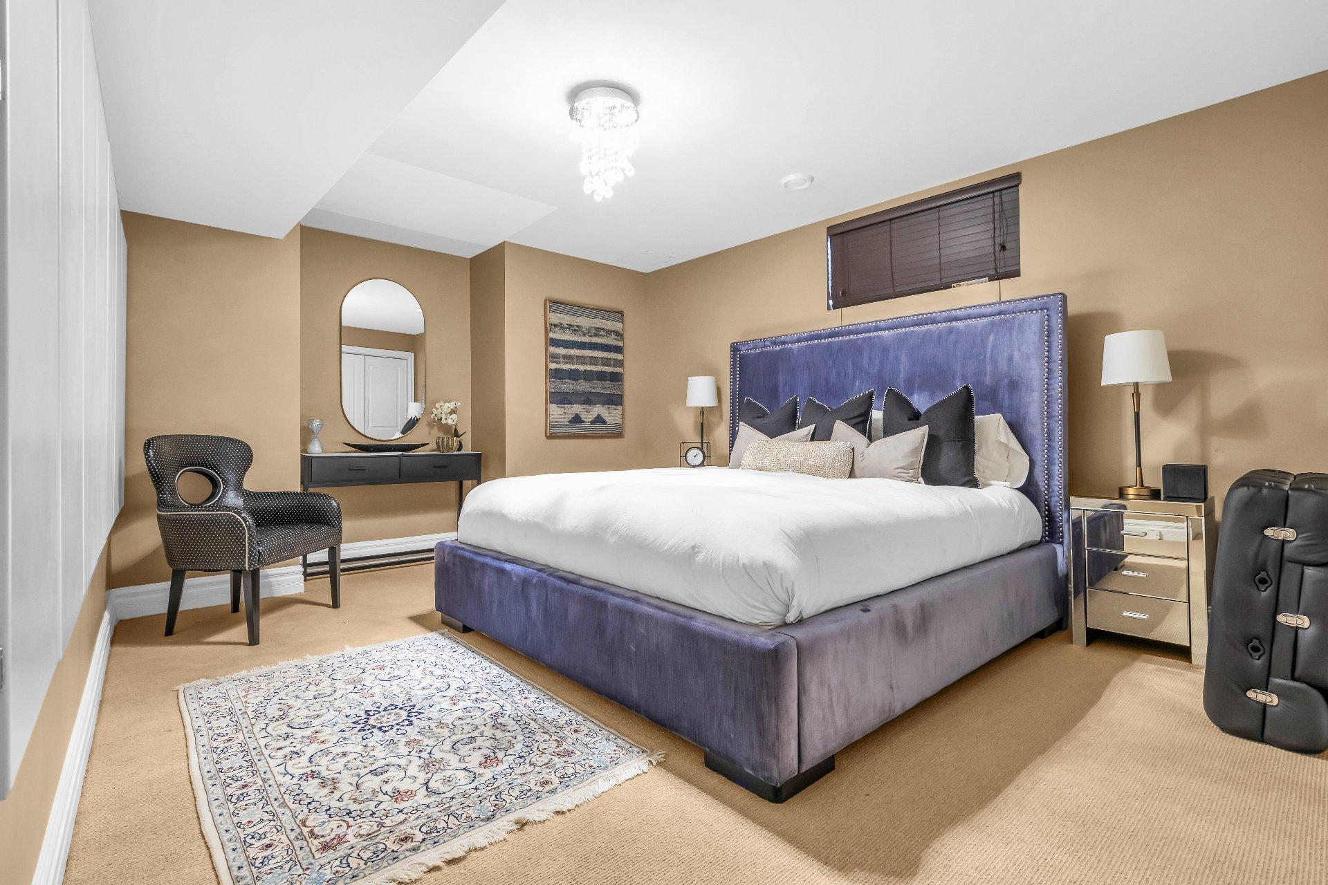 









3845


Carré Pauline-Lighstone

,
Montréal (Saint-Laurent),




QC
H4R3K3

