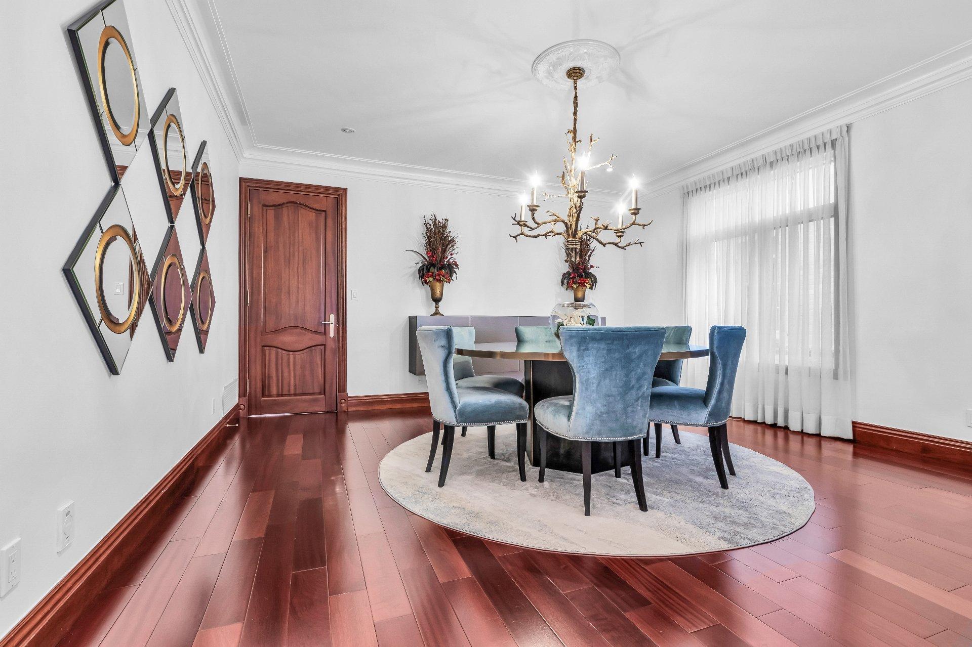 









3845


Carré Pauline-Lighstone

,
Montréal (Saint-Laurent),




QC
H4R3K3

