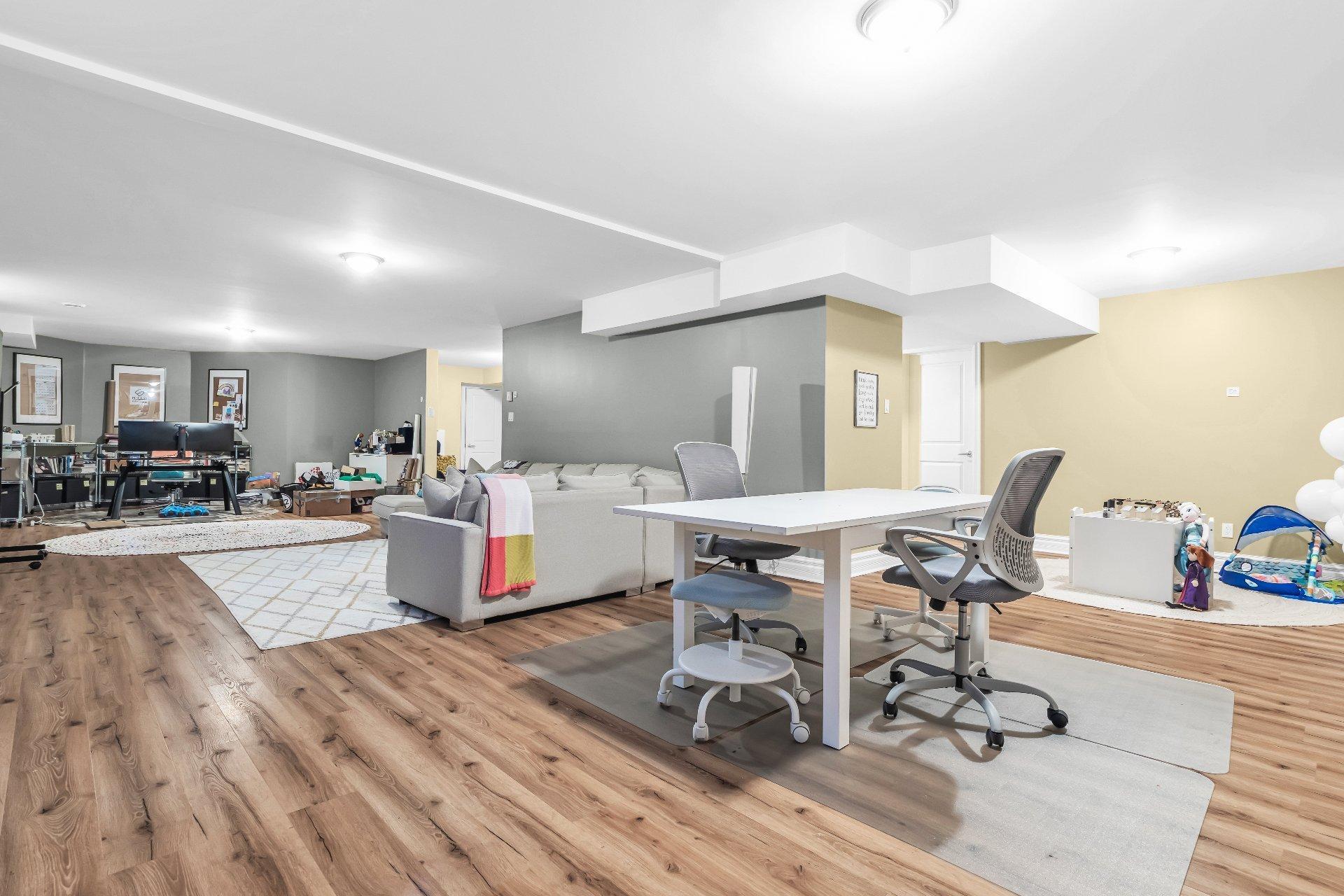 









3845


Carré Pauline-Lighstone

,
Montréal (Saint-Laurent),




QC
H4R3K3

