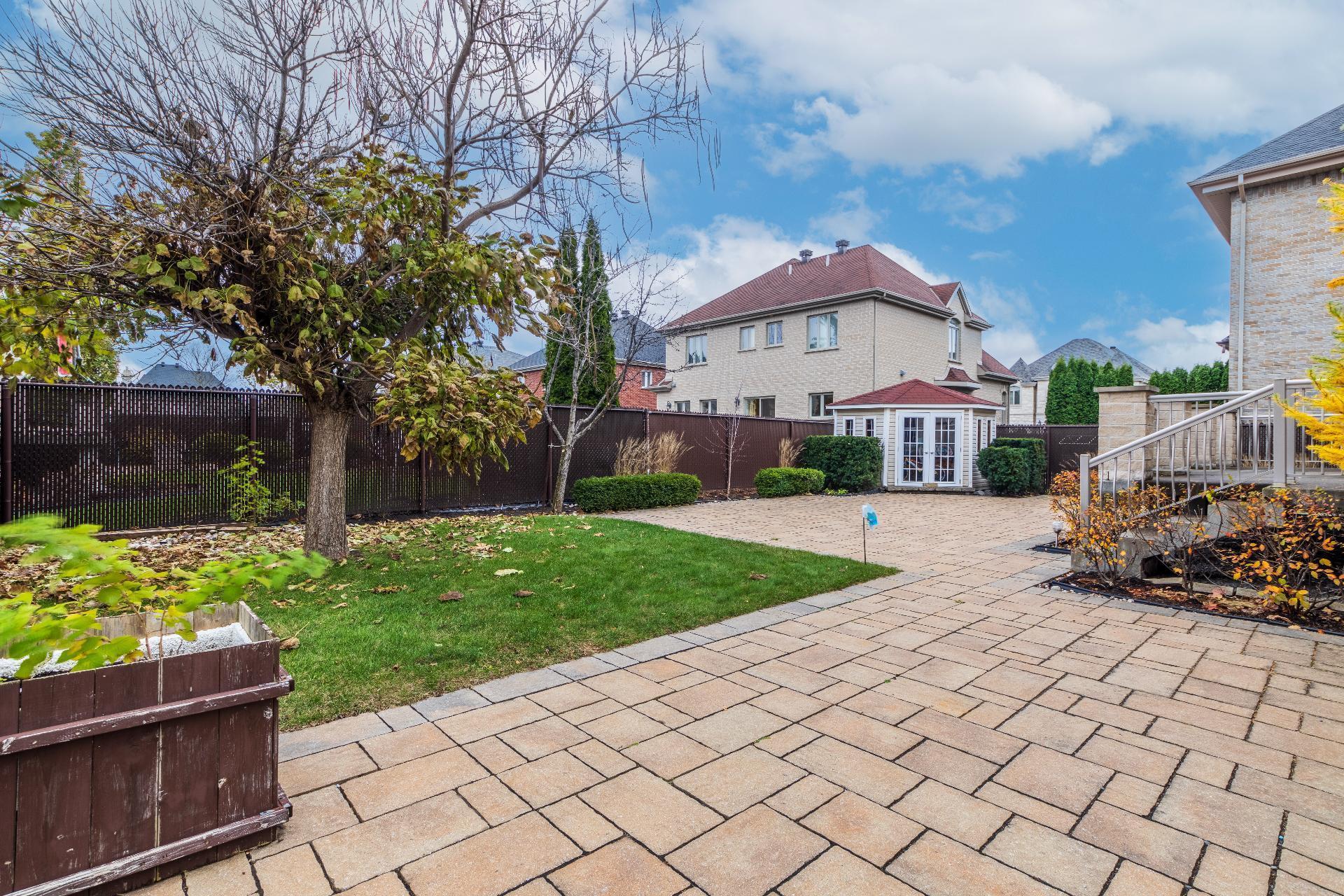 









3845


Carré Pauline-Lighstone

,
Montréal (Saint-Laurent),




QC
H4R3K3

