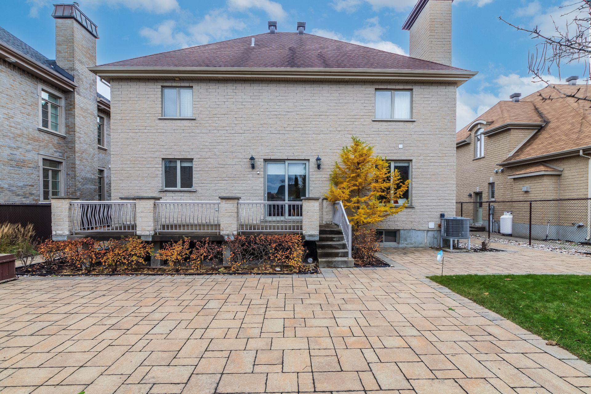 









3845


Carré Pauline-Lighstone

,
Montréal (Saint-Laurent),




QC
H4R3K3

