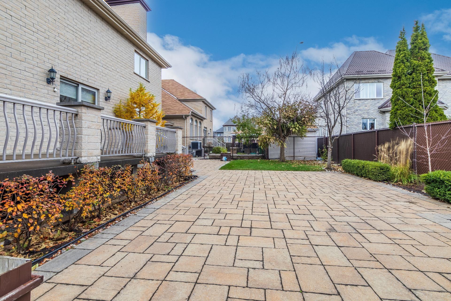 









3845


Carré Pauline-Lighstone

,
Montréal (Saint-Laurent),




QC
H4R3K3

