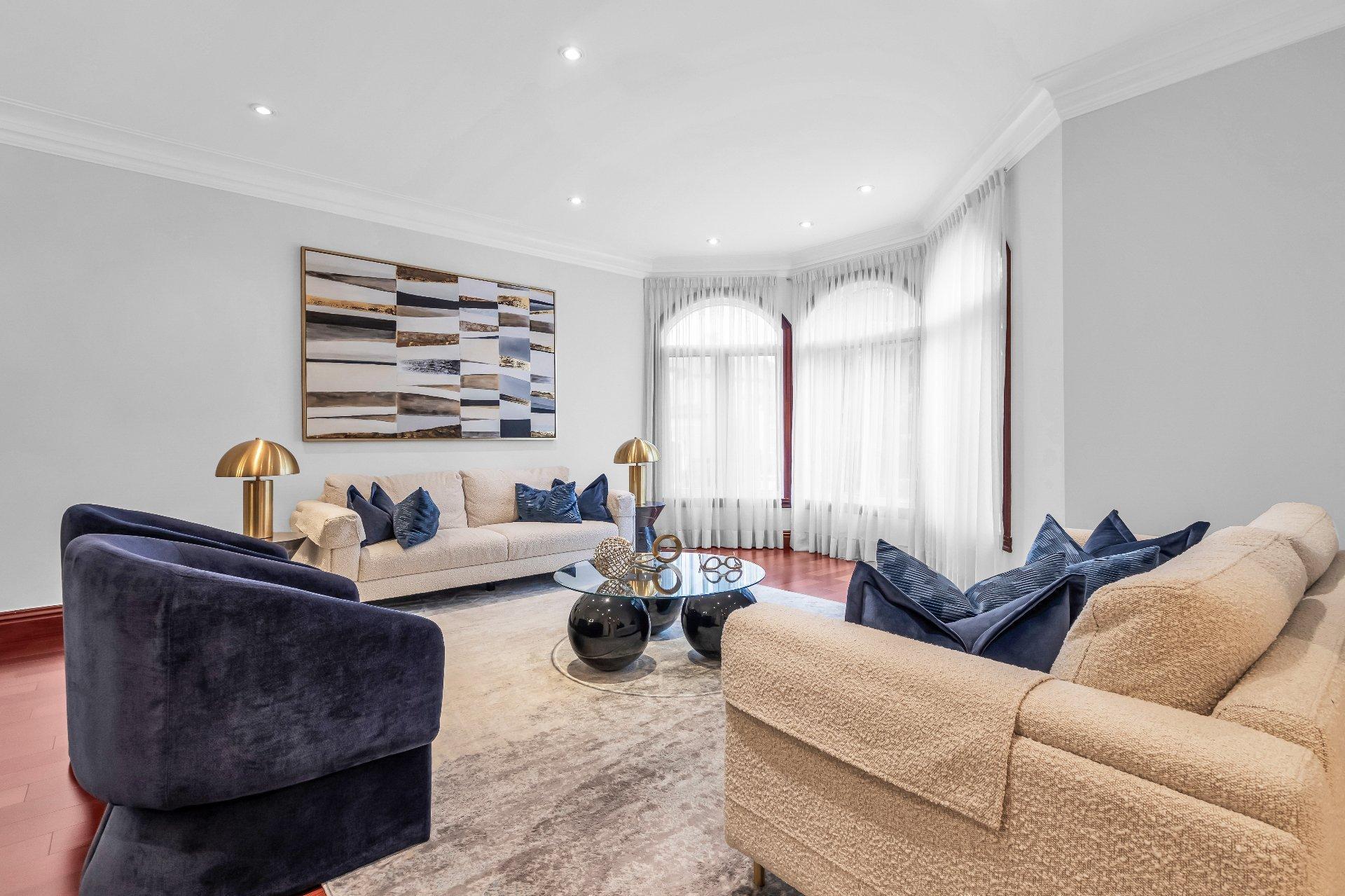 









3845


Carré Pauline-Lighstone

,
Montréal (Saint-Laurent),




QC
H4R3K3

