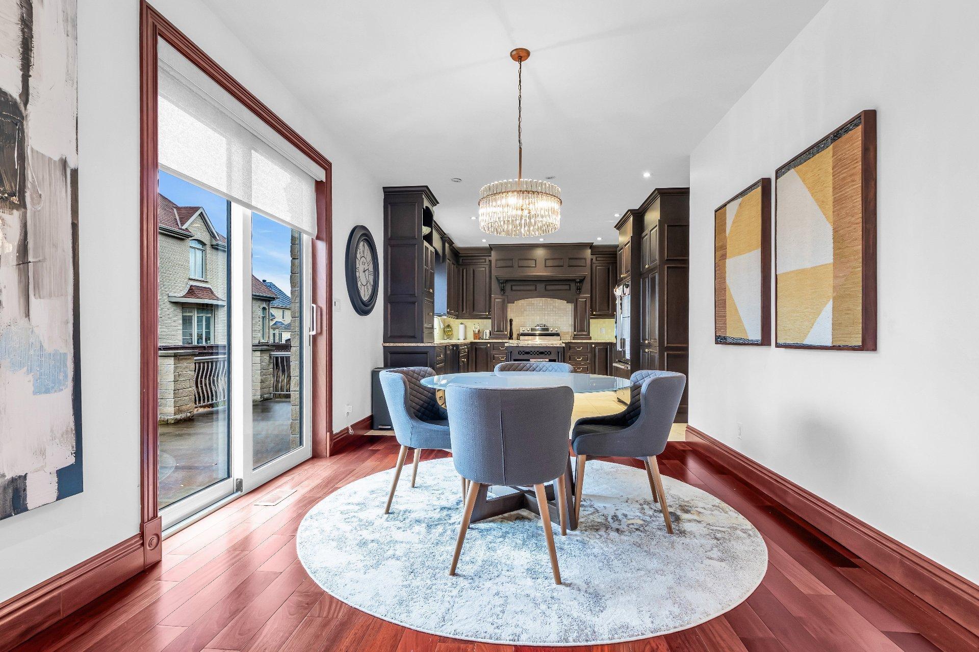 









3845


Carré Pauline-Lighstone

,
Montréal (Saint-Laurent),




QC
H4R3K3

