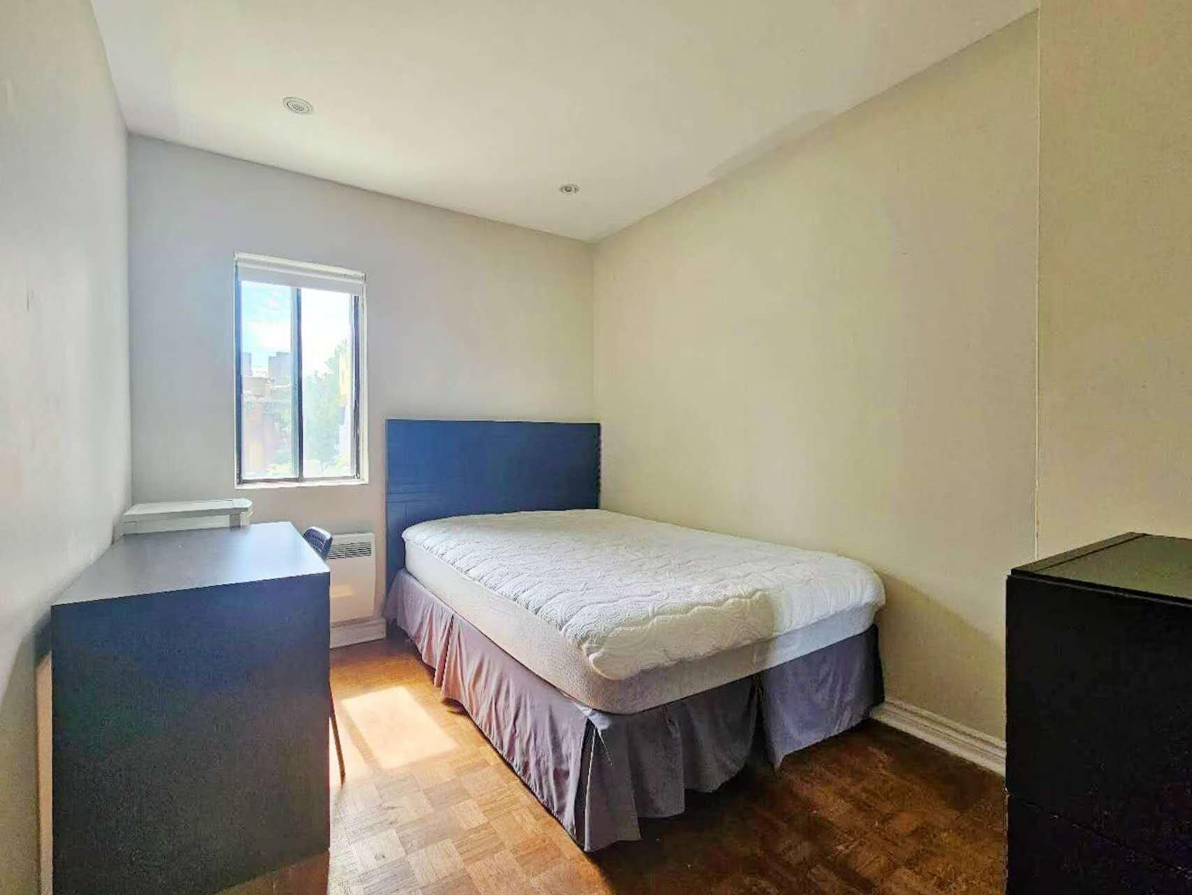 









3550


Rue St-Dominique

,
Montréal (Le Plateau-Mont-Royal),




QC
H2X2X4

