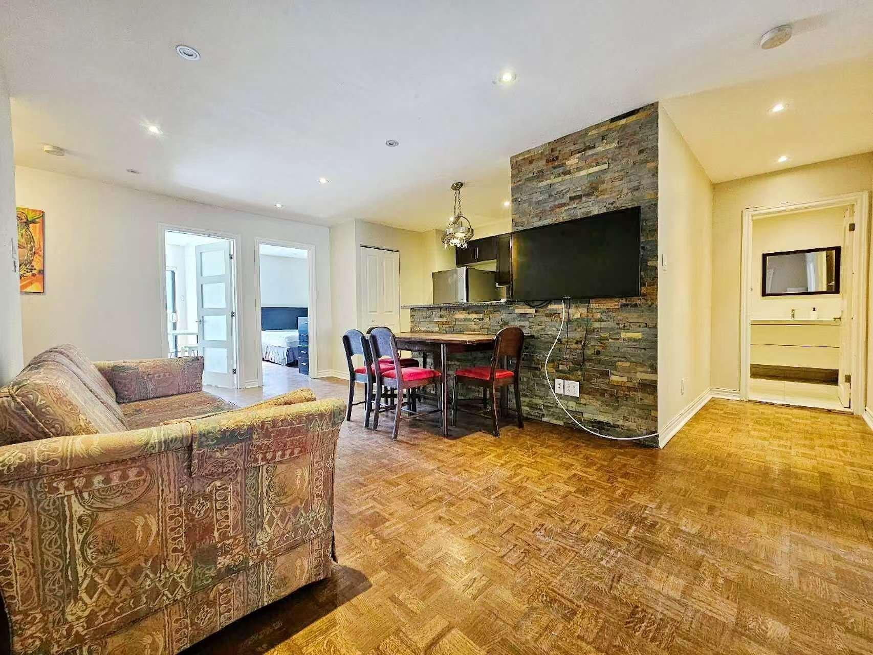 









3550


Rue St-Dominique

,
Montréal (Le Plateau-Mont-Royal),




QC
H2X2X4

