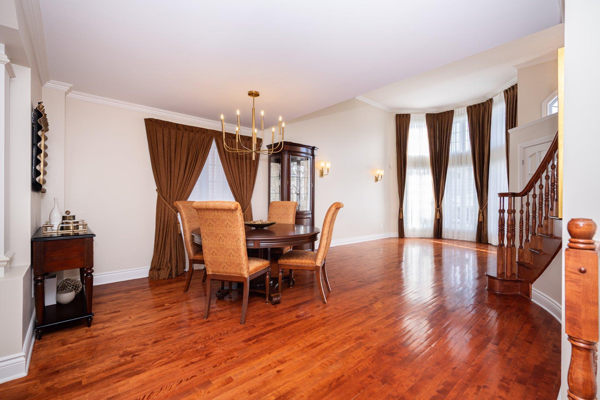 









2491


Rue Dalbis

,
Laval (Chomedey),




QC
H7T2Z9

